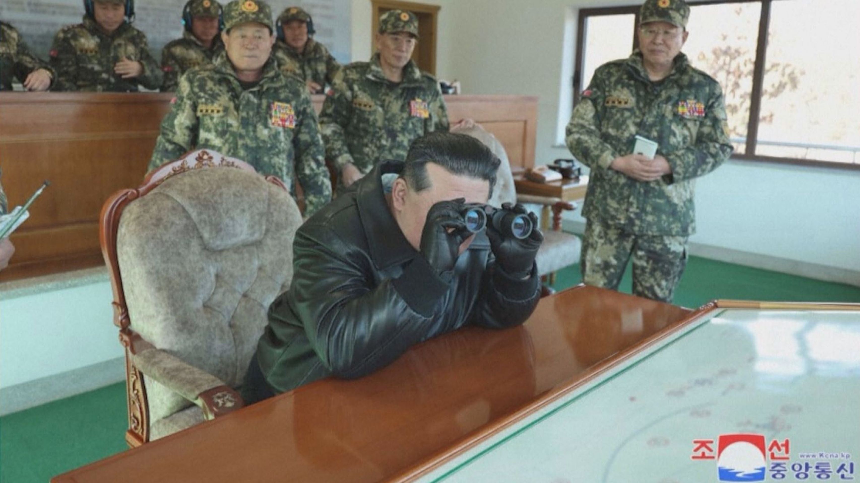 Kim Čong-un na vojenském cvičišti - Kim Čong-un na vojenském cvičišti (6/15)