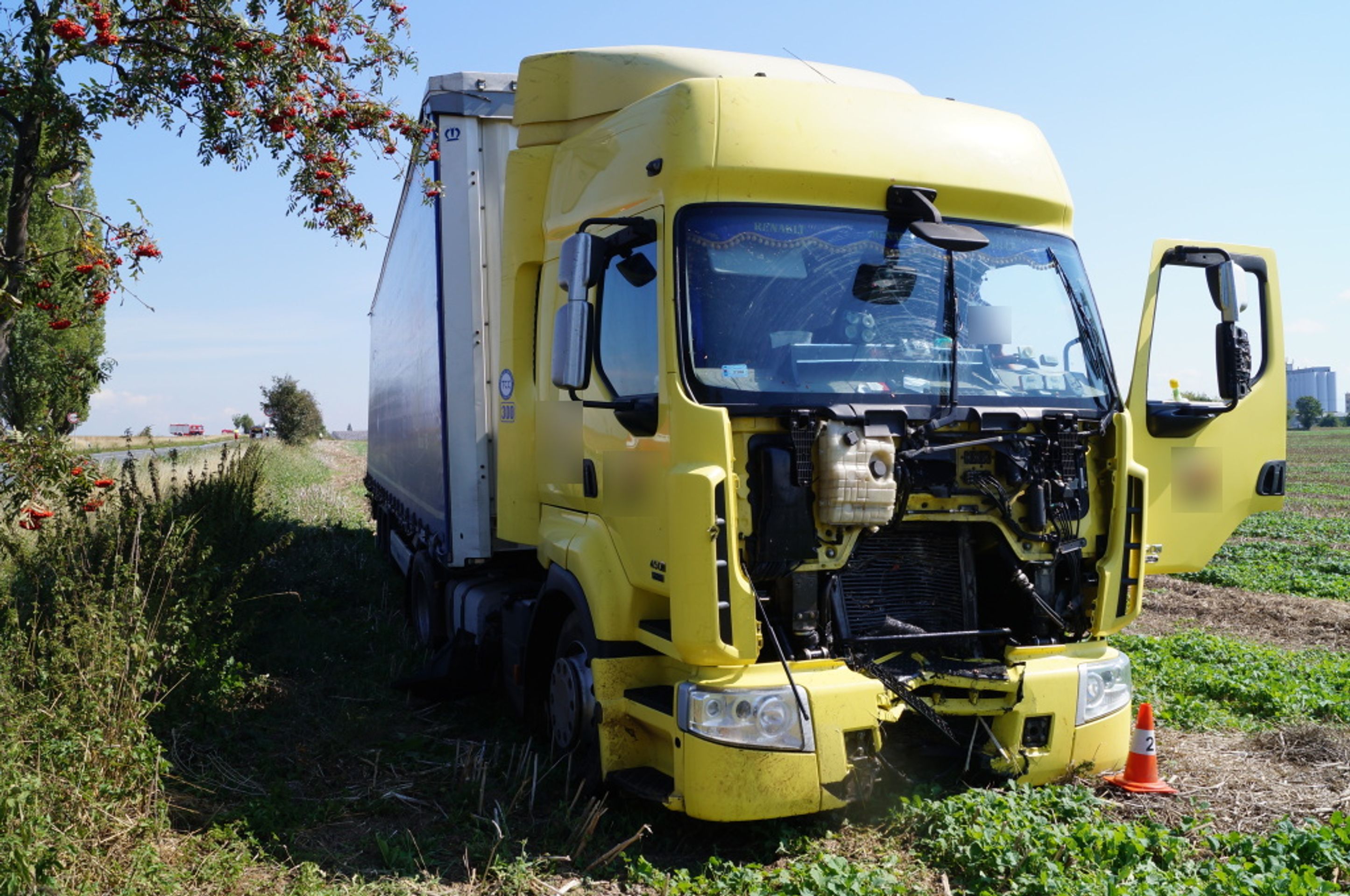 Smrtelná nehoda motorky s kamionem u Hradce Králové - GALERIE: Smrtelná nehoda motorky s kamionem u Hradce Králové (1/4)