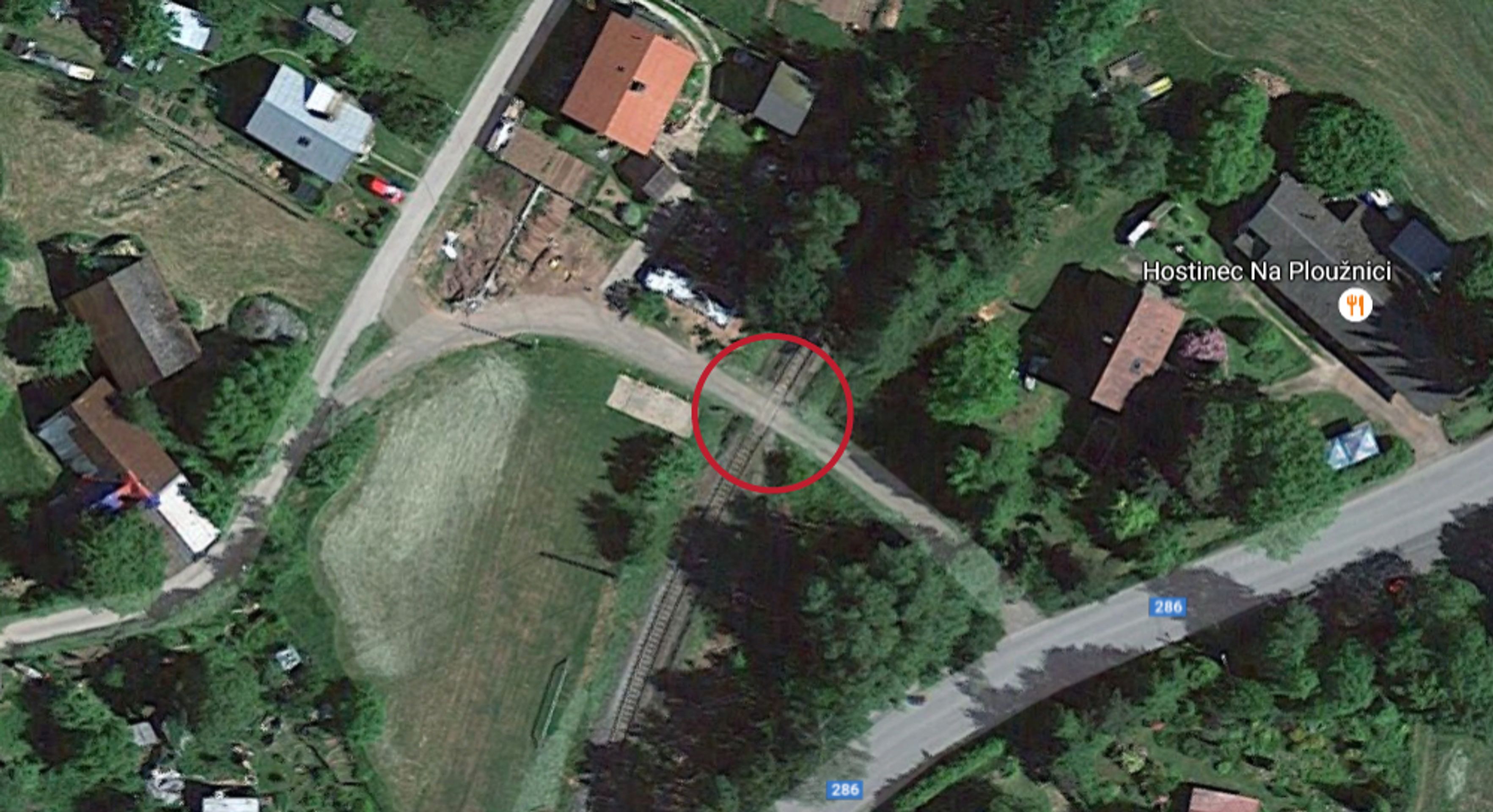 Nebezpečné přejezdy: P 4707, Mladá Boleslav hl. nádraží - Stará Paka, Liberecký kraj - přejezd bez světel, řešení: se závorami. DŮVOD: Přejezd v zástavbě, nevyhovující rozhled, přejezd lze nahradit vedlejším přejezdem P 4708 a ponechat pouze pro pěší - GALERIE: Nebezpečné přejezdy - Liberecký kraj, Ústecký kraj, Karlovarský kraj, Plzeňský kraj (1/11)