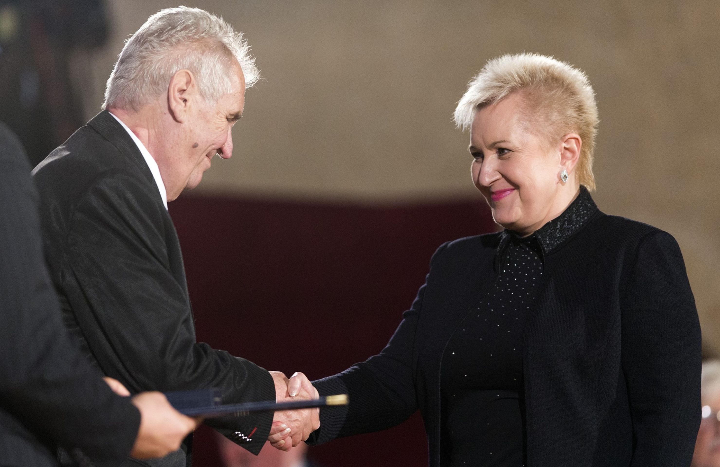 Eva Urbanová a Miloš Zeman, 28. 10. 2017 předávání státních vyznamenání - Eva Urbanová (6/6)