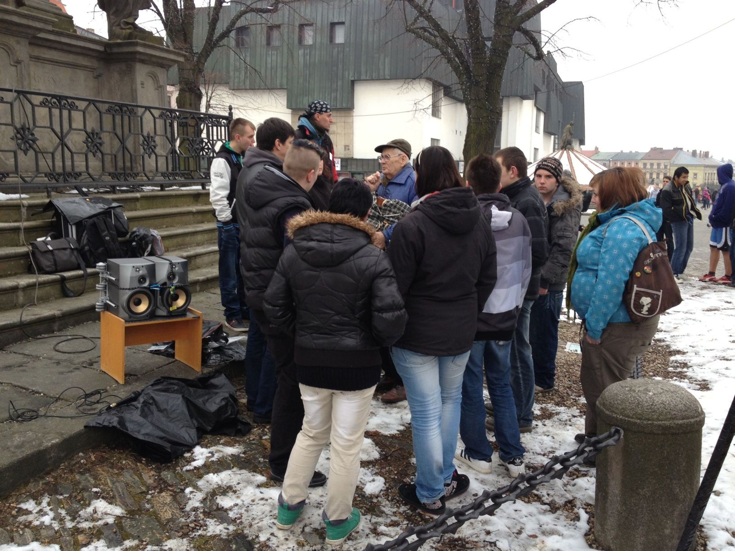 Pořadatelé pietní akce - GALERIE: Pietní shromáždění k uctění památky zavražděné studentky Petry (3/18)