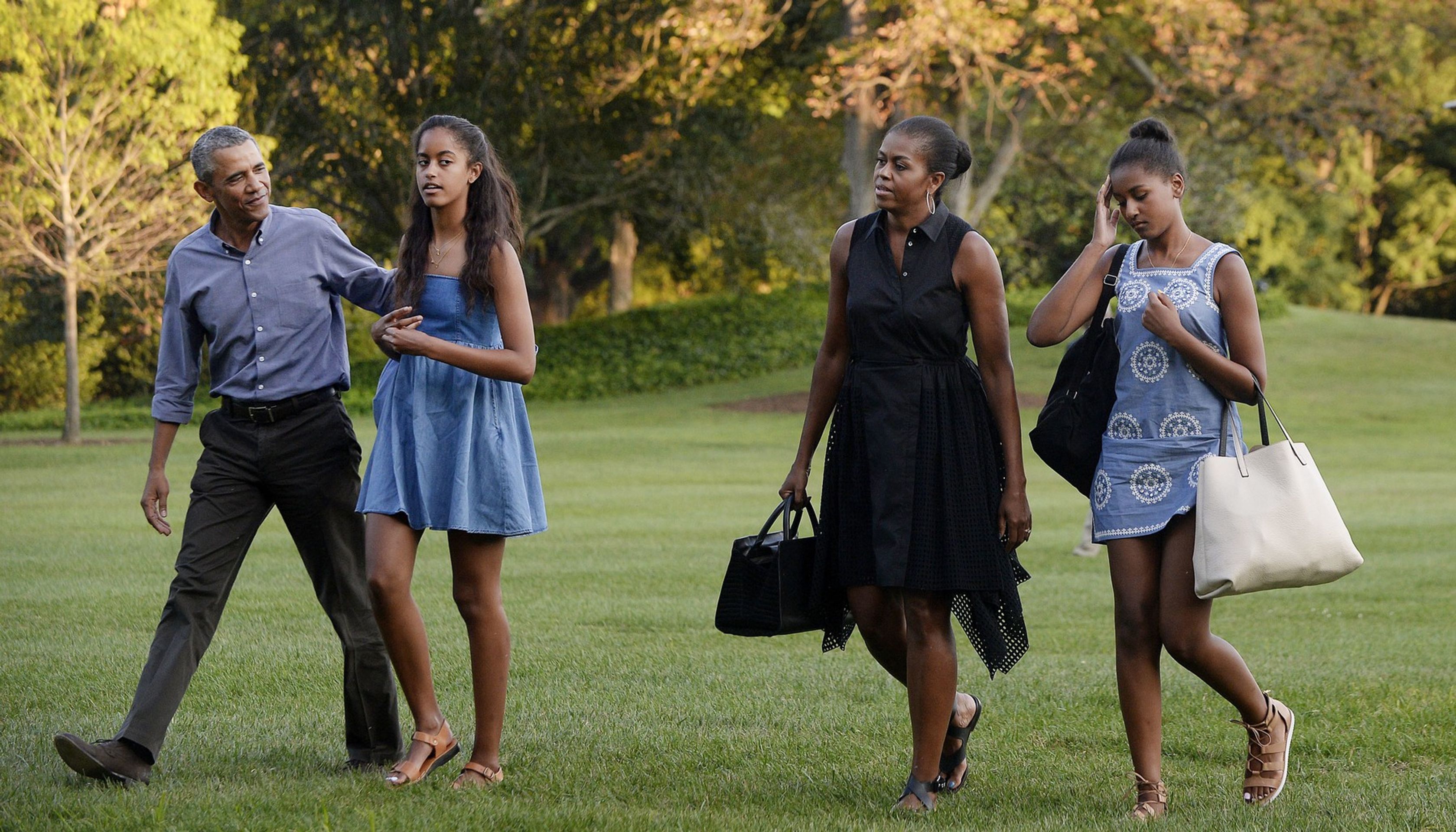 Obamovi s dcerami, 23. 8. 2015 - Michelle a Barack Obamovi (2/7)