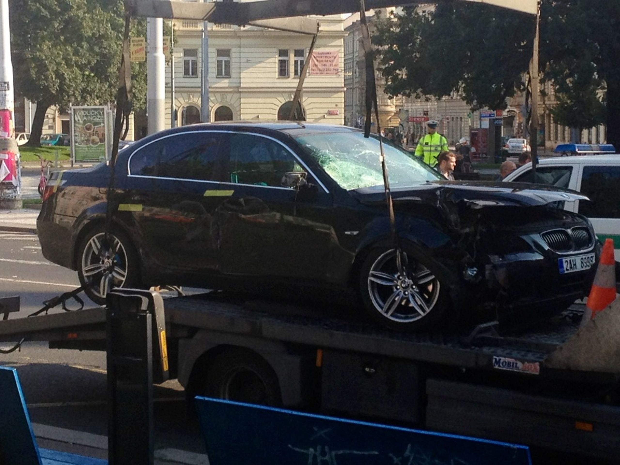 BMW, jehož řidič srazil a zabil mladou ženu na zastávce MHD - GALERIE: Nehoda v Praze, při níž řidič BMW srazil a zabil mladou ženu na zastávce MHD (4/13)