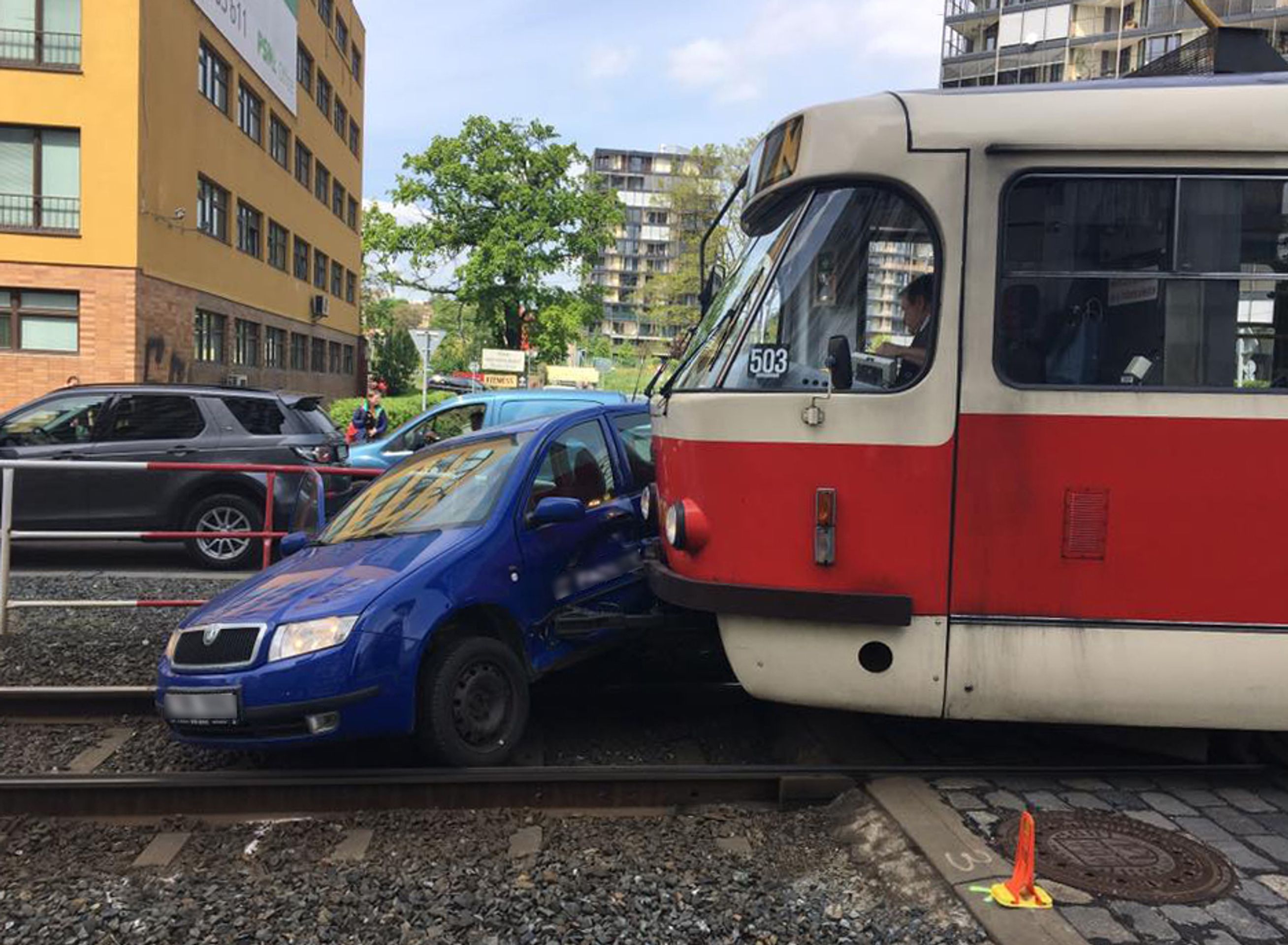 Nehoda automobilu s tramvají v Praze - 5 - GALERIE: Nehoda automobilu s tramvají v Praze (5/6)