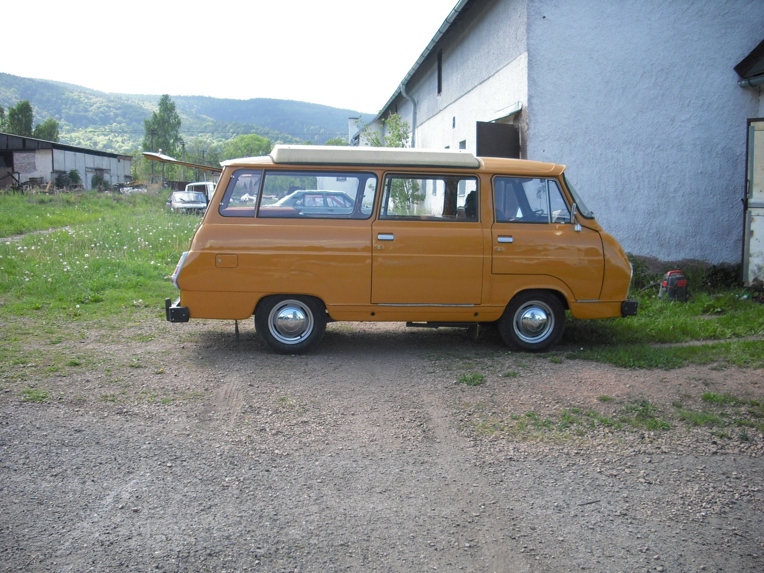 Kultovní Škoda 1203 - 51 - Fotogalerie: Kultovní “dvanda“ slaví. Podívejte se na originální úpravy (13/39)