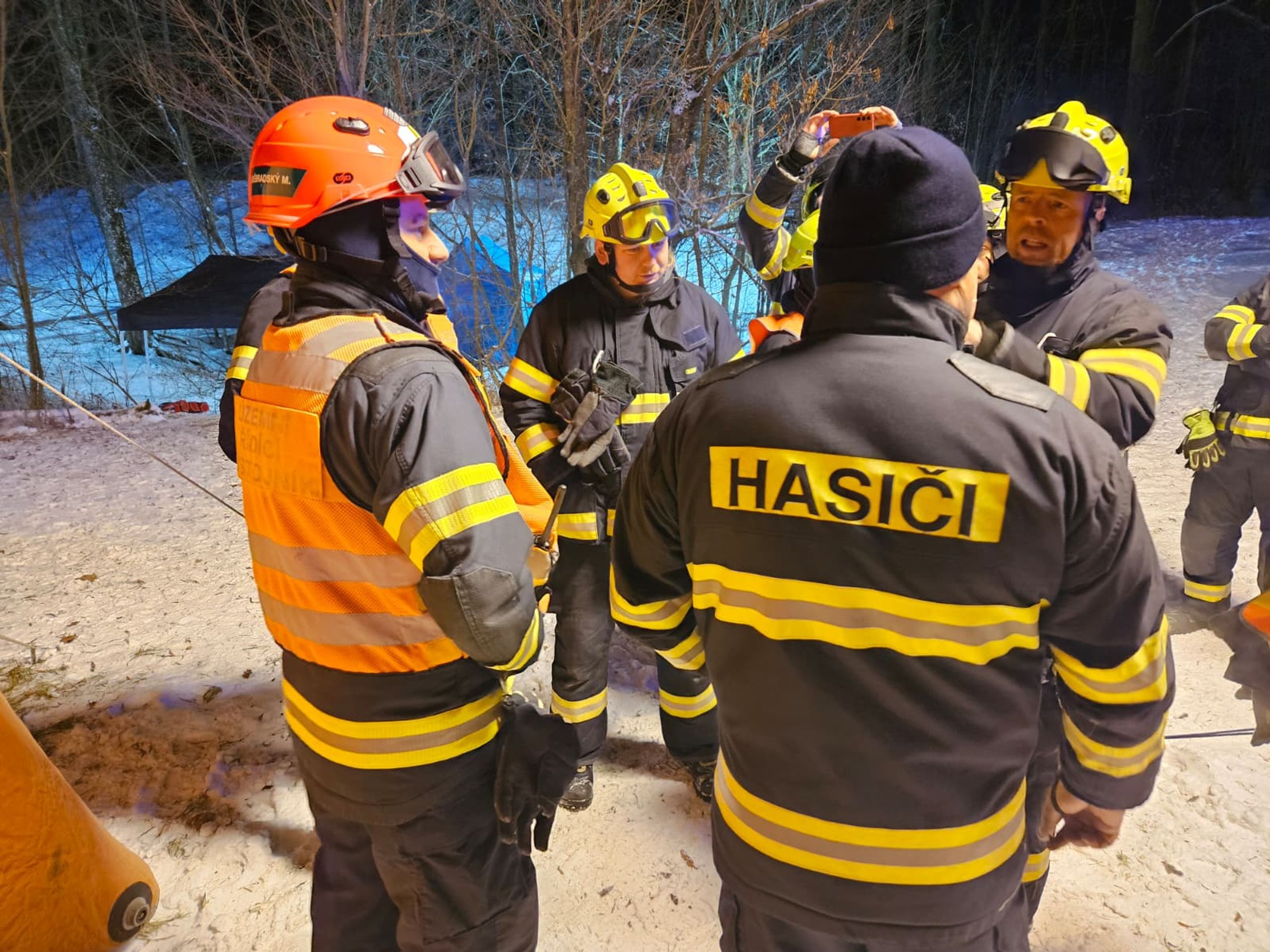 Vyprošťování muže z Moravského krasu - Vyprošťování muže z jeskyně v Moravském krasu (21/25)