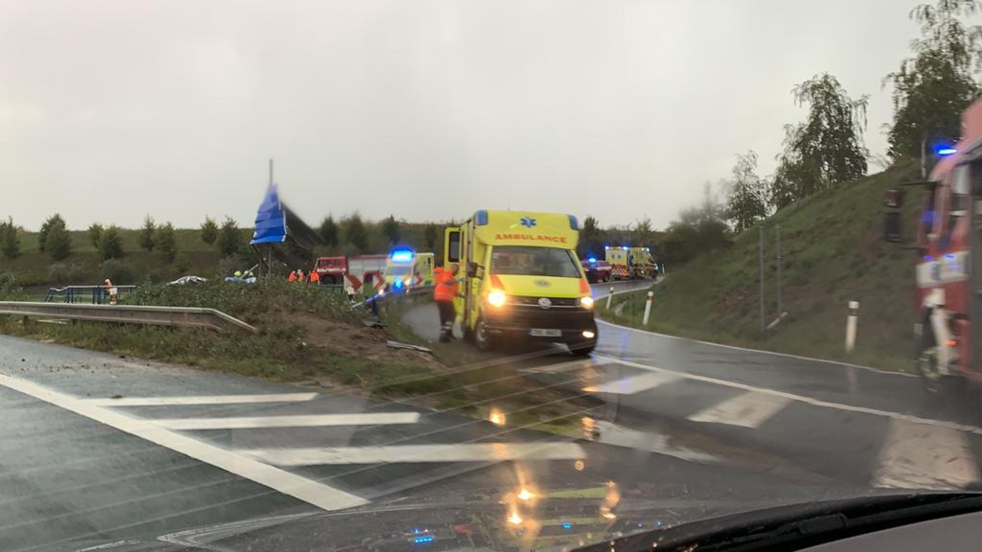Dopravní nehoda na dálnici D6 na sjezdu na Jeneč směr Nové Strašecí - 2 - GALERIE: Nehoda na exitu 7 (4/15)