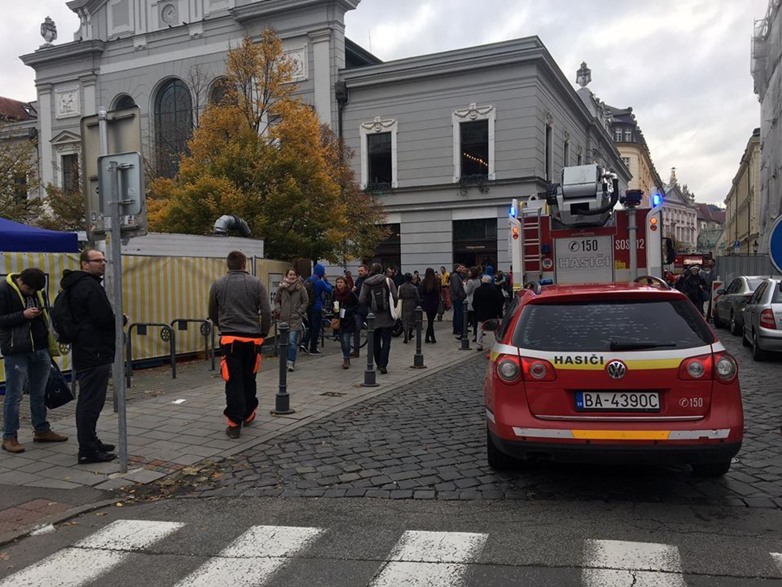 Požár Staré tržnice v Bratislavě - 2 - GALERIE: V centru Bratislavy hoří Stará tržnice (2/6)