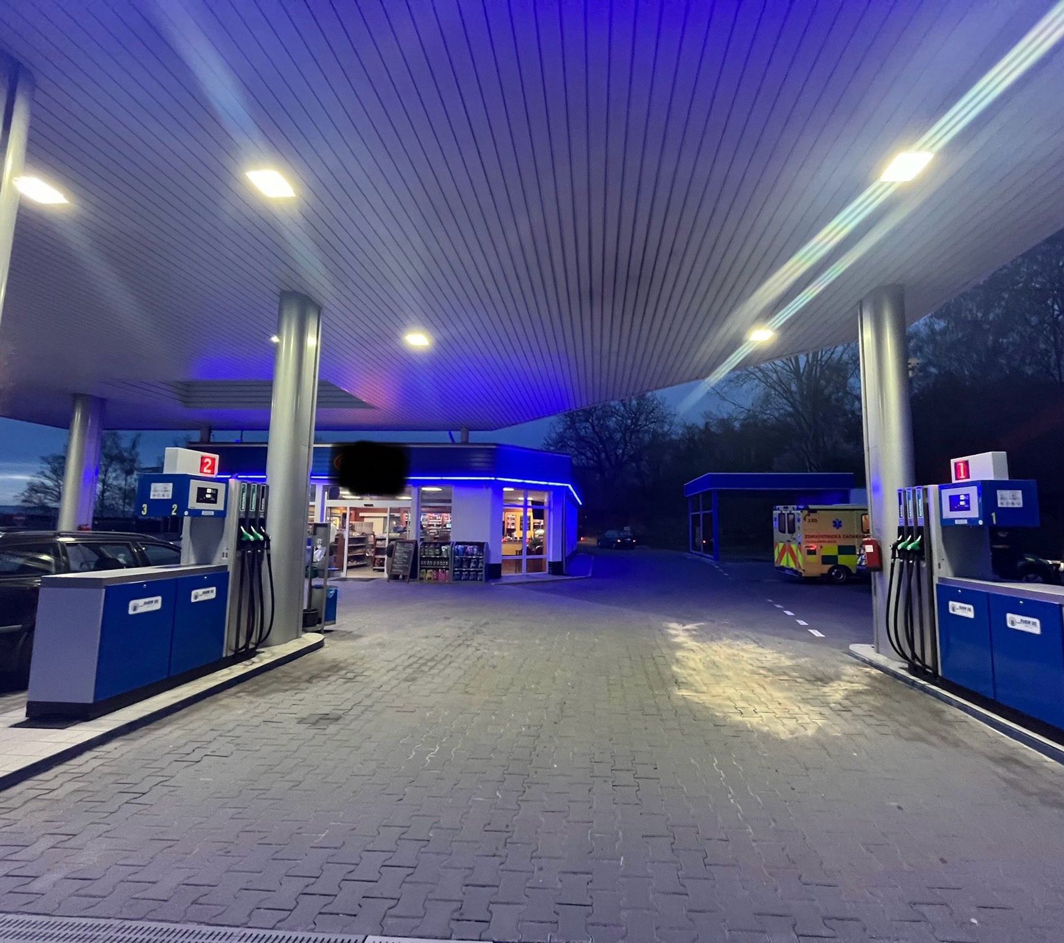 Muž se pokusil zapálit benzín na čerpací stanici (3) - Muž se pokusil zapálit benzín na čerpací stanici (2/3)