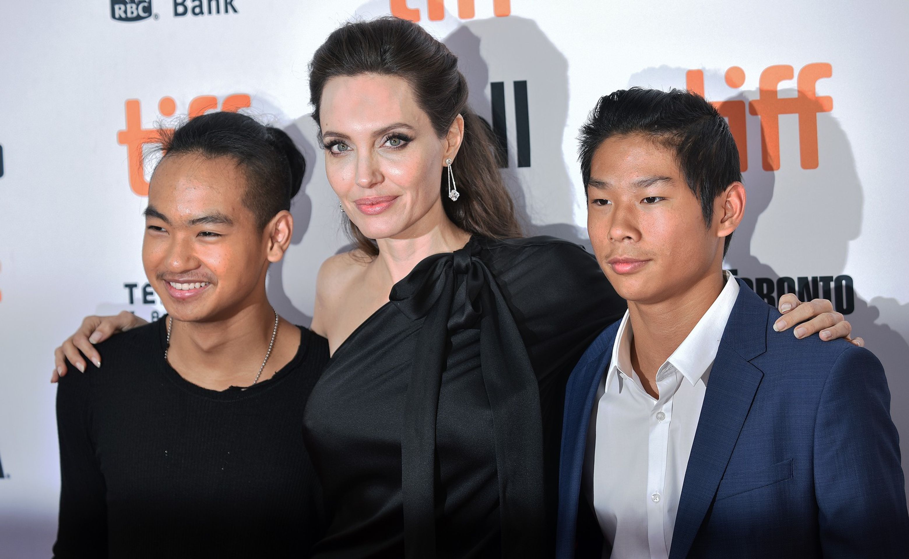 Anglina Jolie se svými syny Maddoxem a Paxem, 12. 9. 2017 - Angelina Jolie a Brad Pitt s dětmi (2/5)