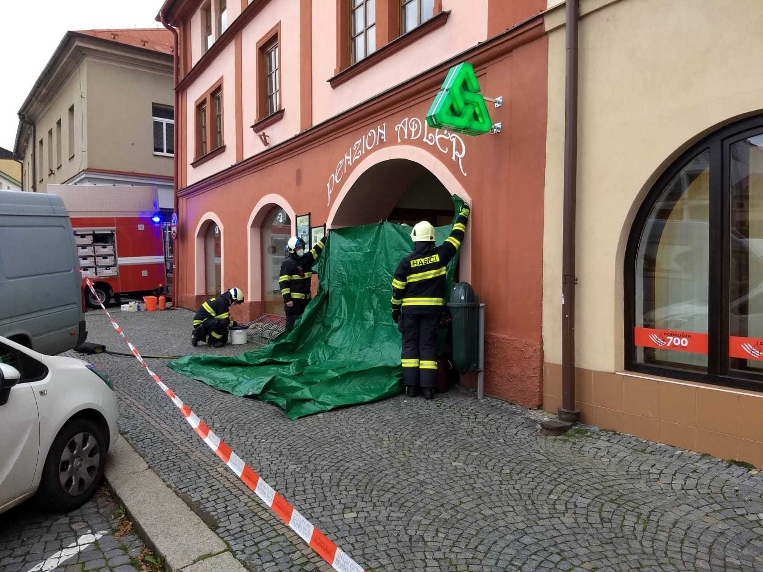 Neznámá látka na Městském úřadu v Dobrušce - 2 - GALERIE: Neznámá látka na Městském úřadu v Dobrušce (2/4)