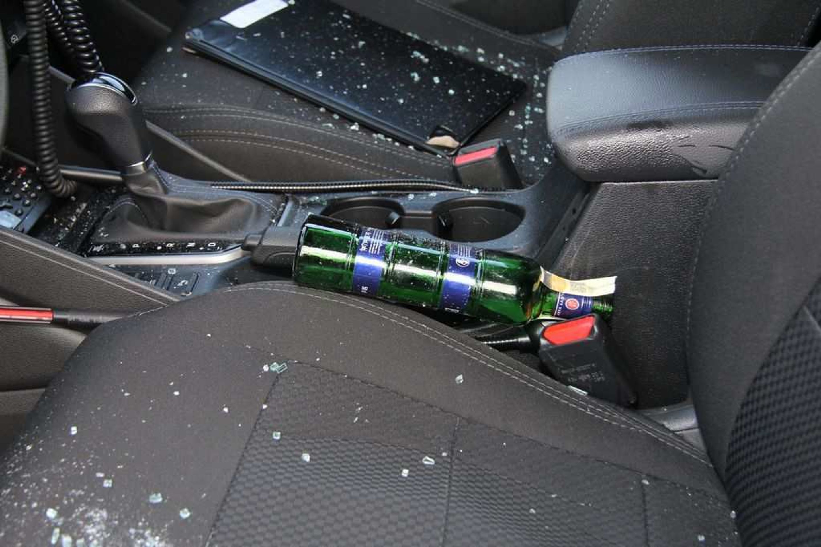 Muž zaútočil na policistu lahví alkoholu - GALERIE: Mladík zaútočil na policistu lahví alkoholu (4/5)