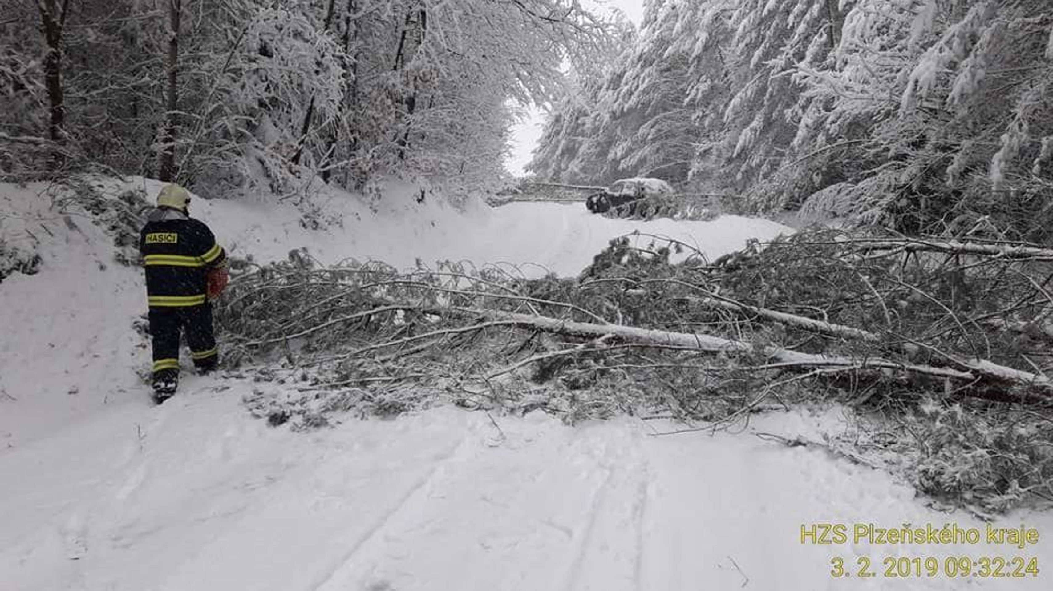 Dopravní situace v Plzeňském kraji - 2 - GALERIE: Sníh ochromil dopravu v Česku (16/17)