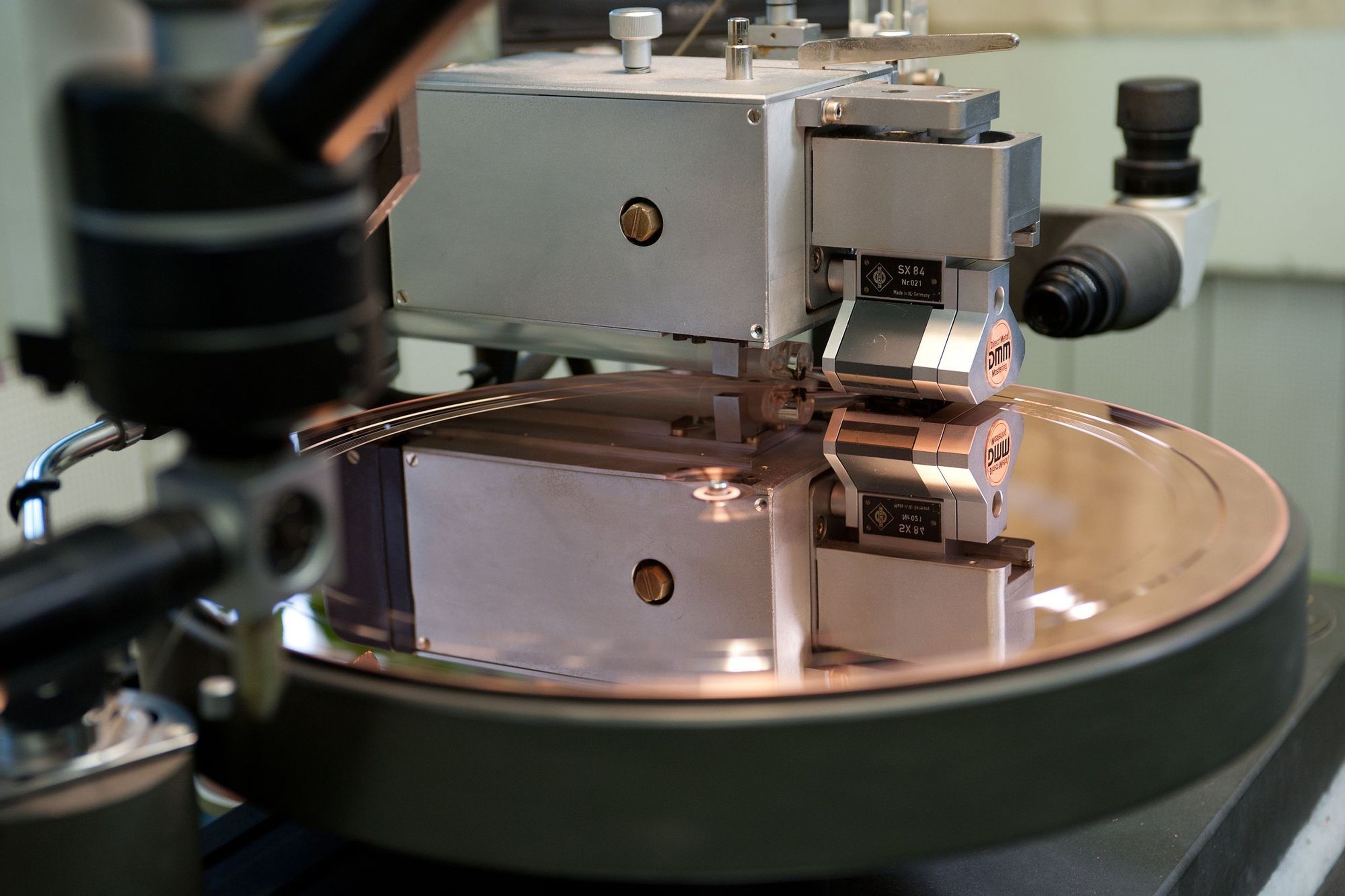 Na návštěvě v největší továrně na vinylové desky na světě - 8 - GALERIE: V Loděnici vyrábějí nejvíce gramofonových desek na světě (4/23)