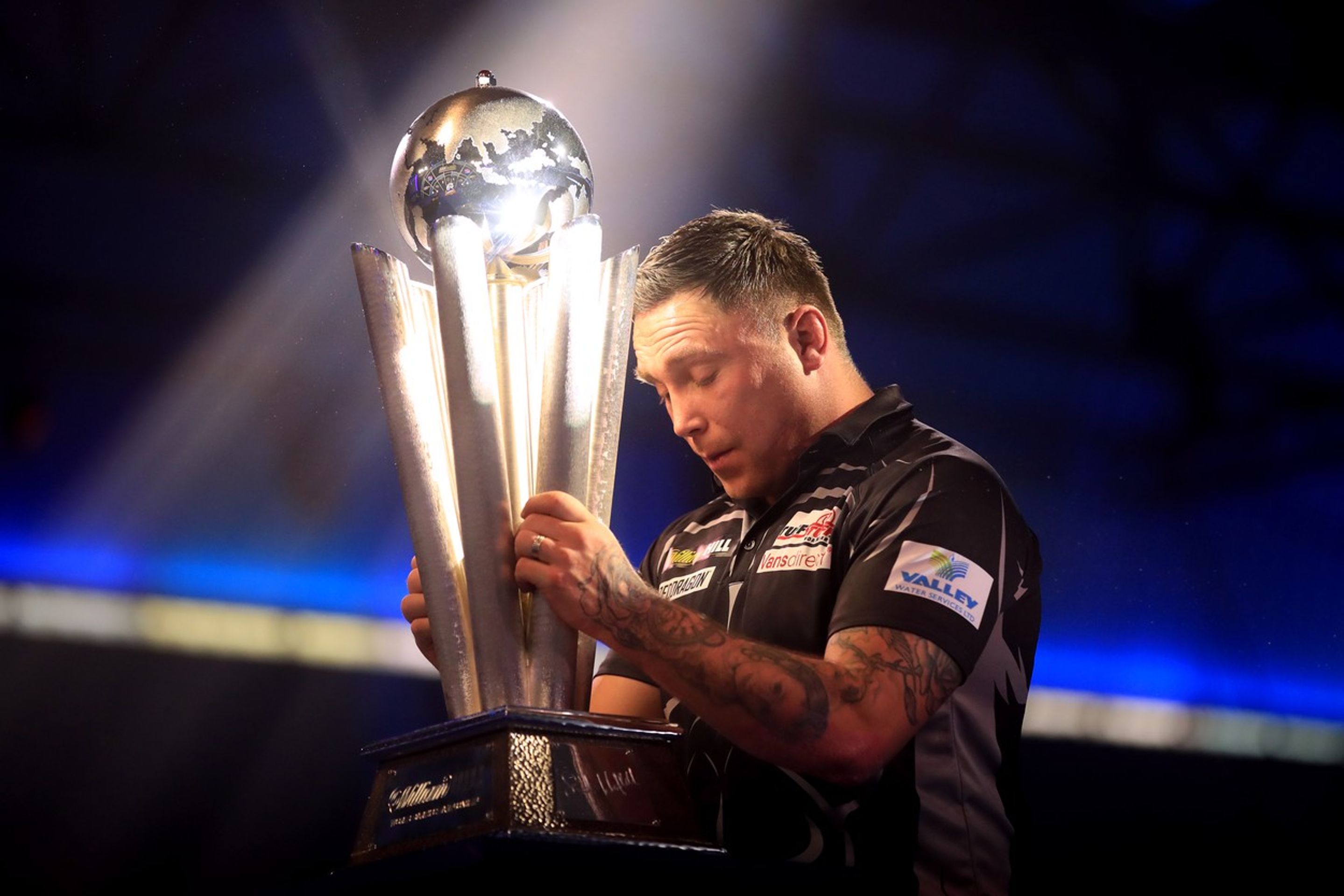 Gerwyn Price s trofejí pro mistra světa - GALERIE: Gerwyn Price je novým šipkařským mistrem světa! (4/8)