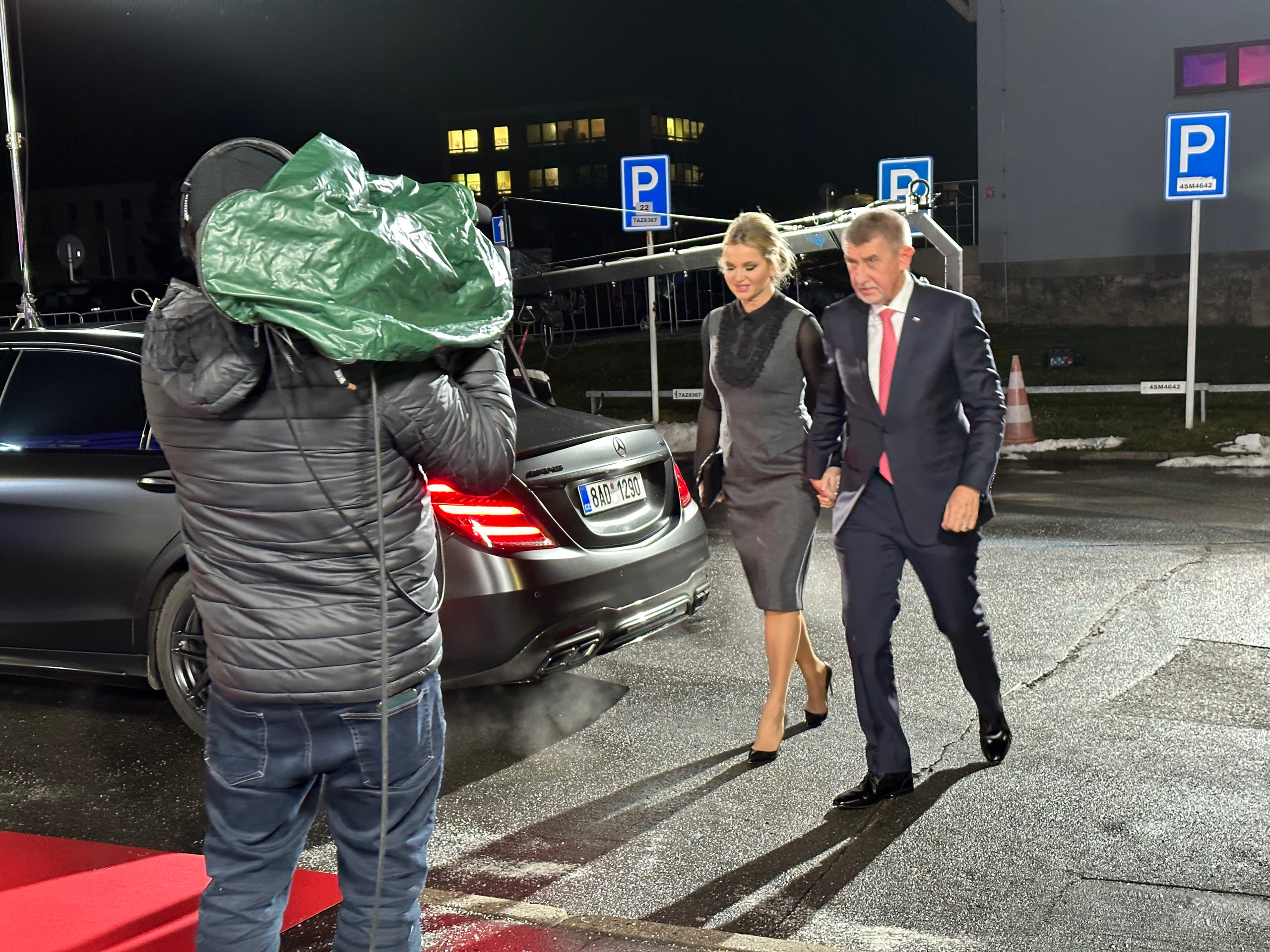 Andrej Babiš příjezd (2) - Příjezd kandidátů (10/10)