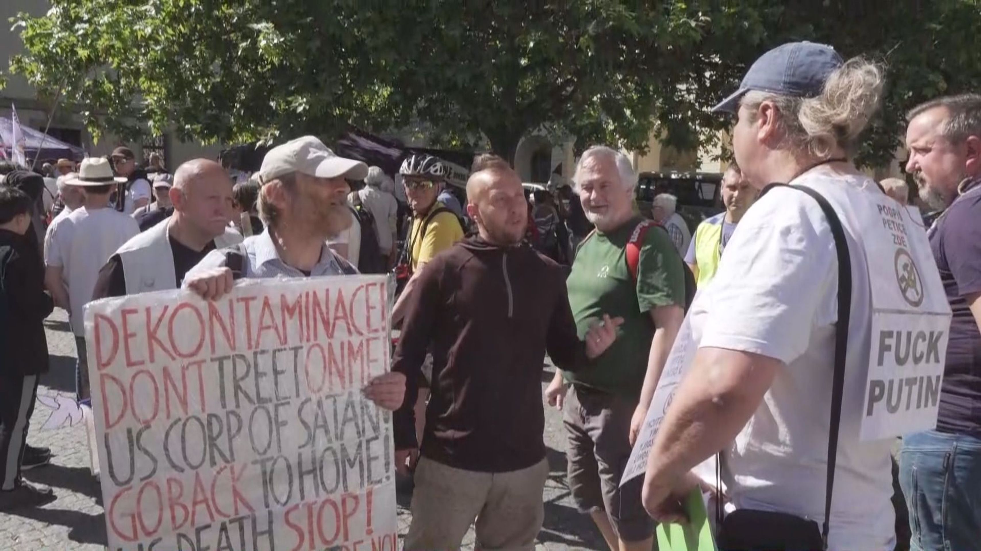 Demonstrace před Poslaneckou sněmovnou - Demonstrace před Poslaneckou sněmovnou (2/3)