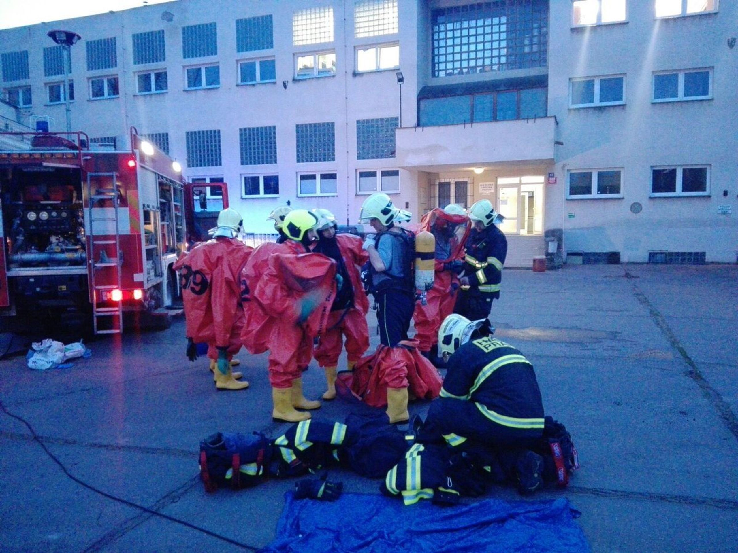 Únik chemikálie v pražské laboratoři - 2 - GALERIE: Únik chemikálie v pražské laboratoři (2/10)