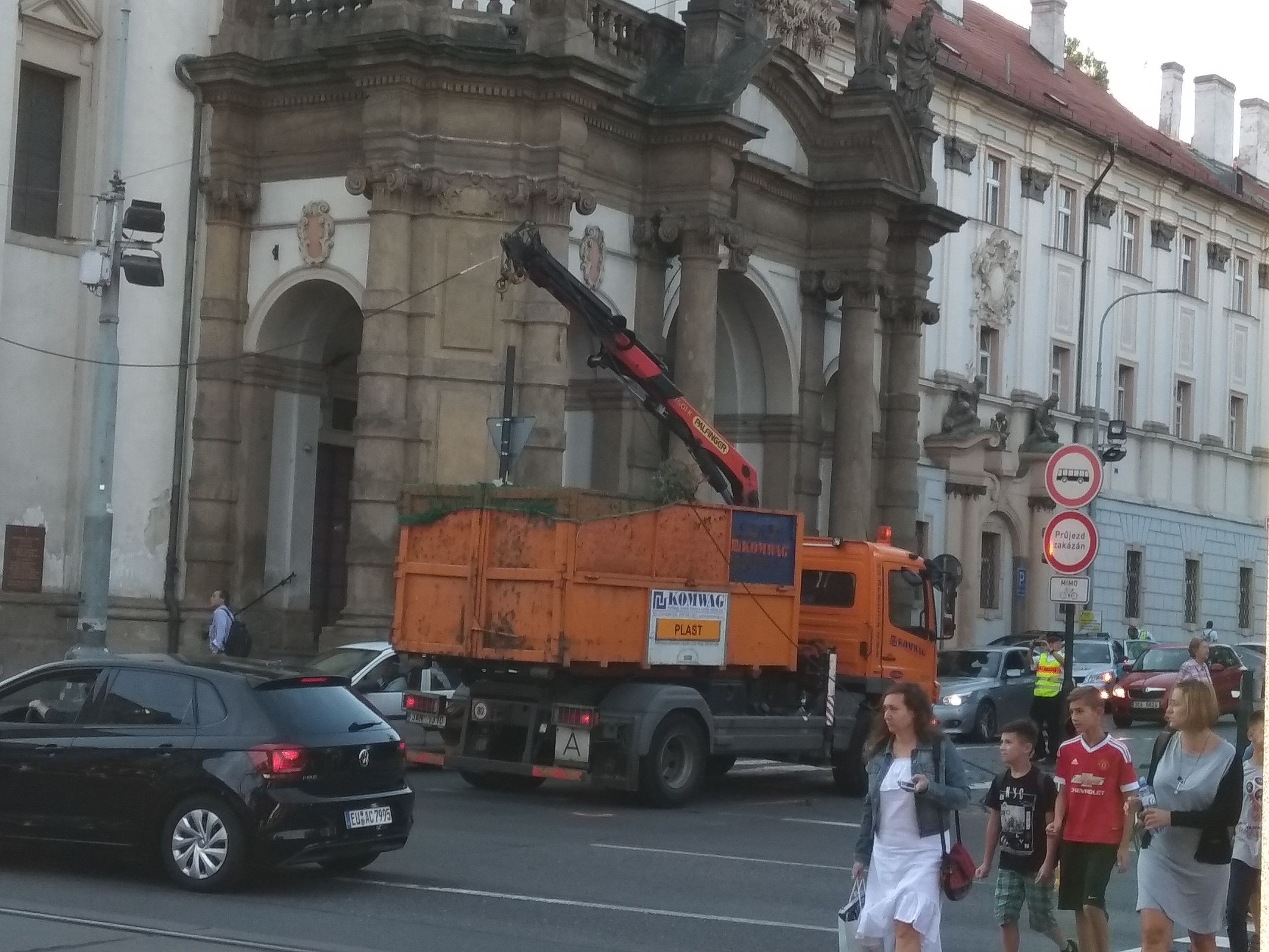 Kolaps dopravy v Praze kvůli spadlé troleji - 7 - GALERIE: Kolaps MHD v Praze kvůli spadlé troleji (7/7)