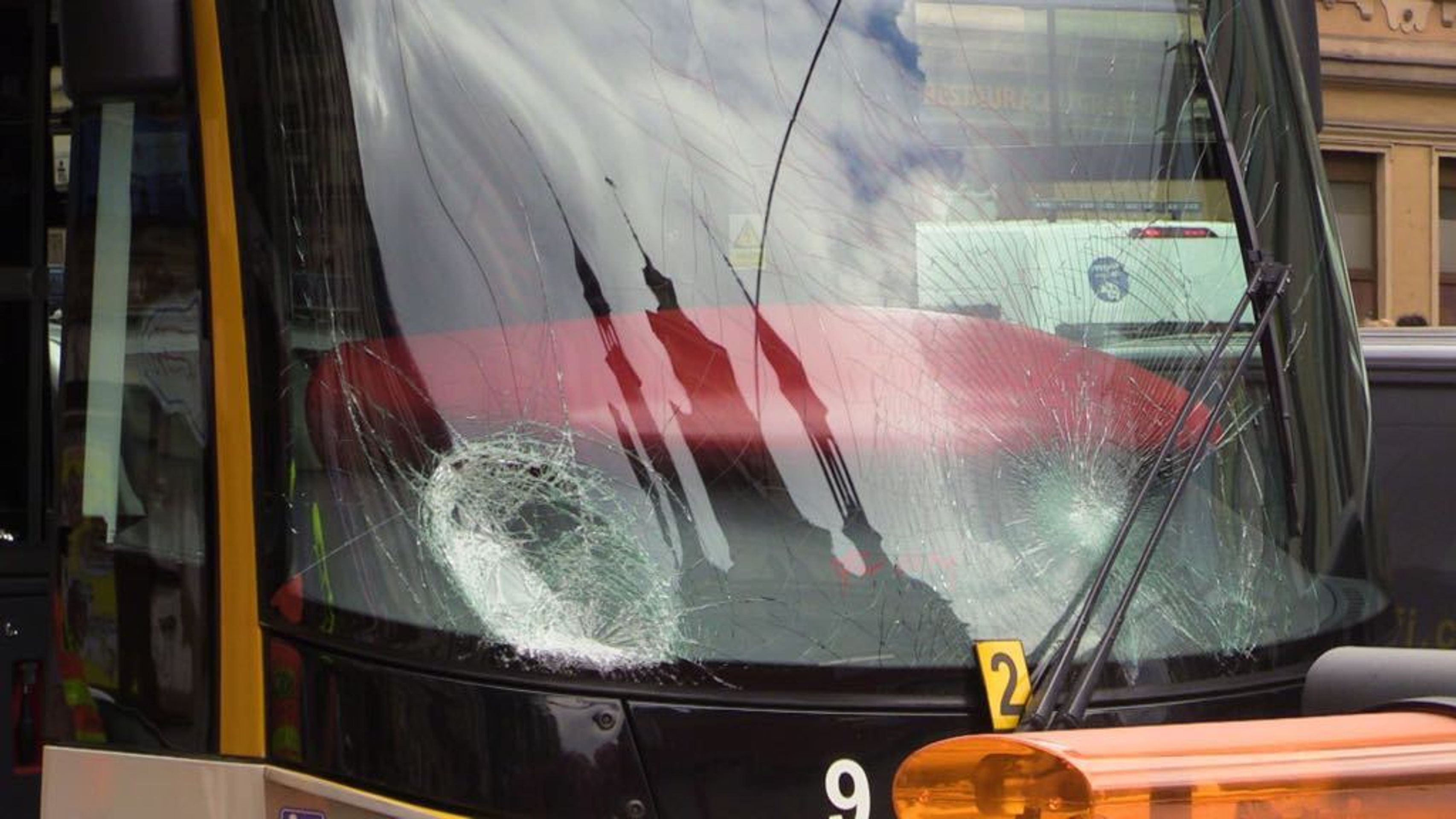 Srážka tramvaje s chodci - 2 - GALERIE: Tramvaj v Praze srazila chodce (7/8)