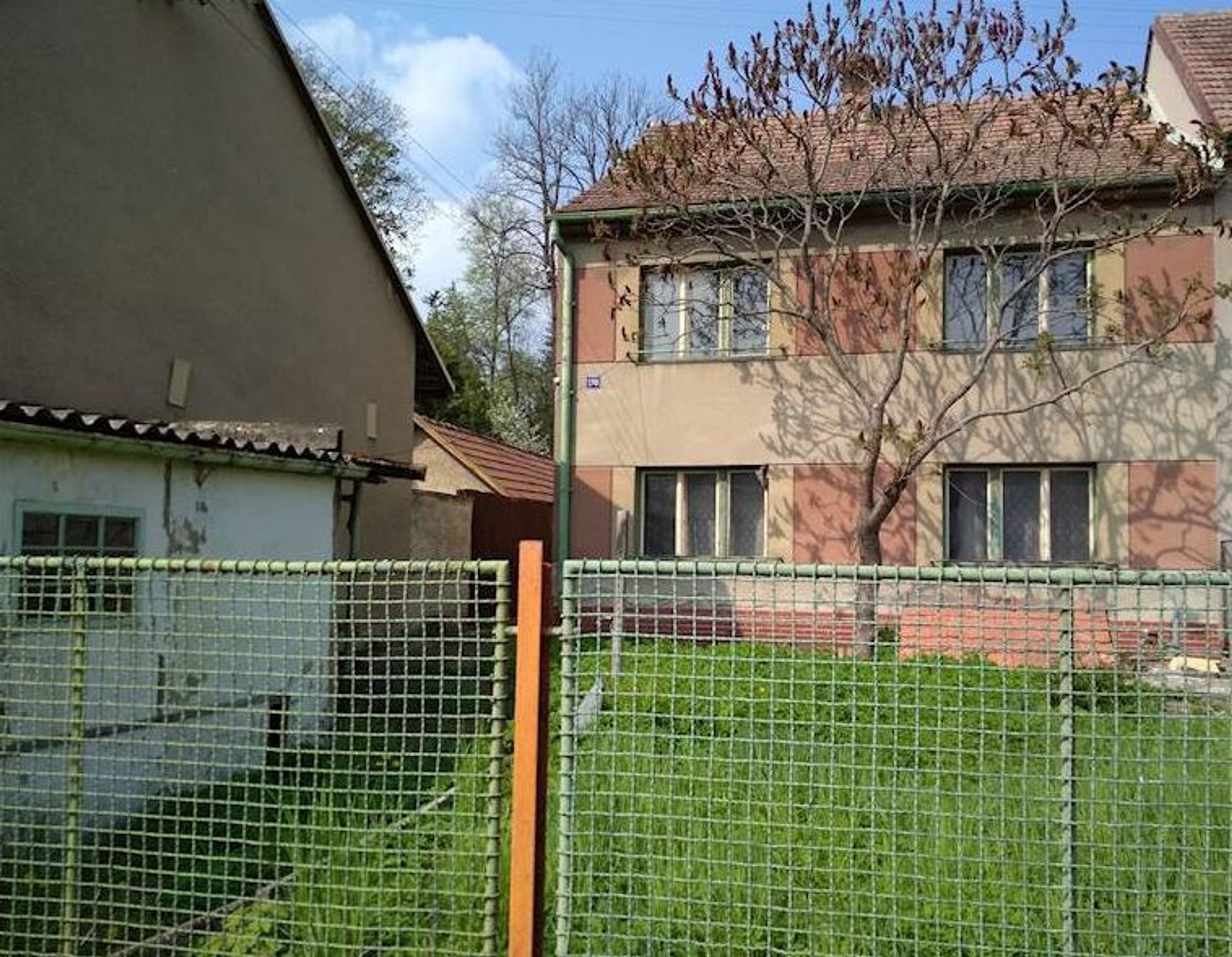 RD Hrochův Týnec - GALERIE: Stát prodává zámek i chaloupku na samotě u lesa (6/10)