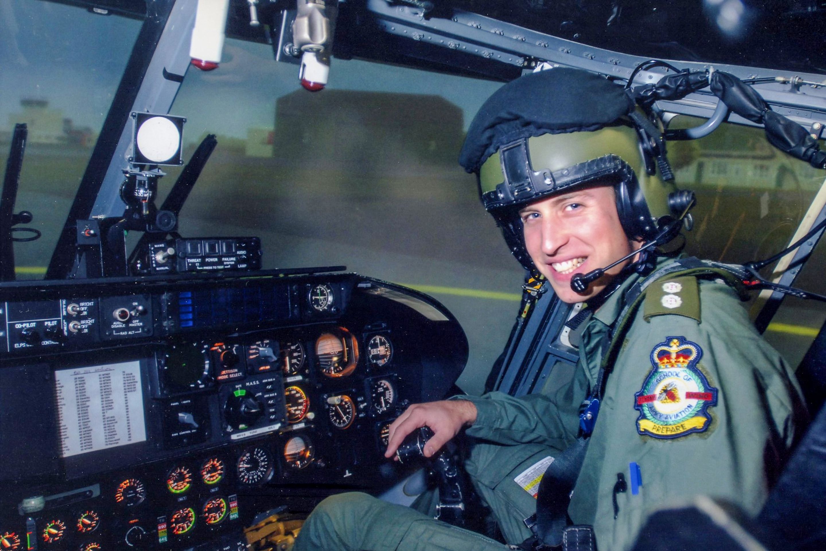 Princ William v armádním leteckém vybavení, 2008 - Princ William byl jmenován vrchním plukovníkem armádního leteckého sboru (4/5)