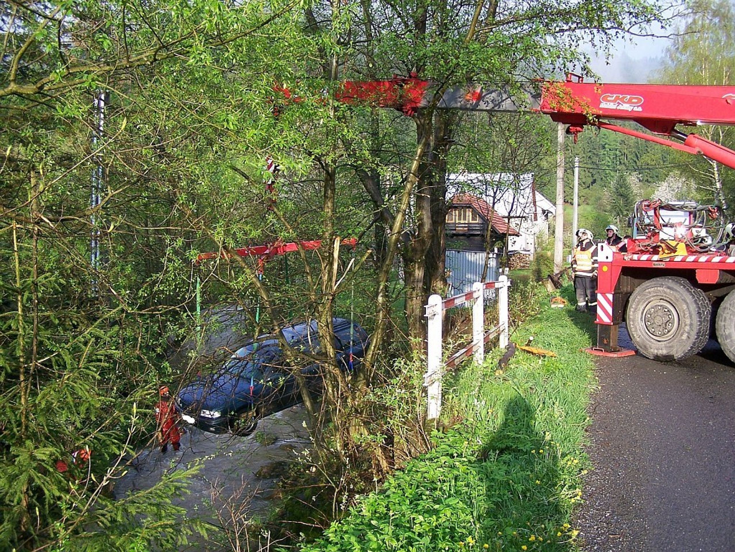 Vyprošťování auta na Vsetínsku - 2 - GALERIE: Vyprošťování auta na Vsetínsku (5/5)