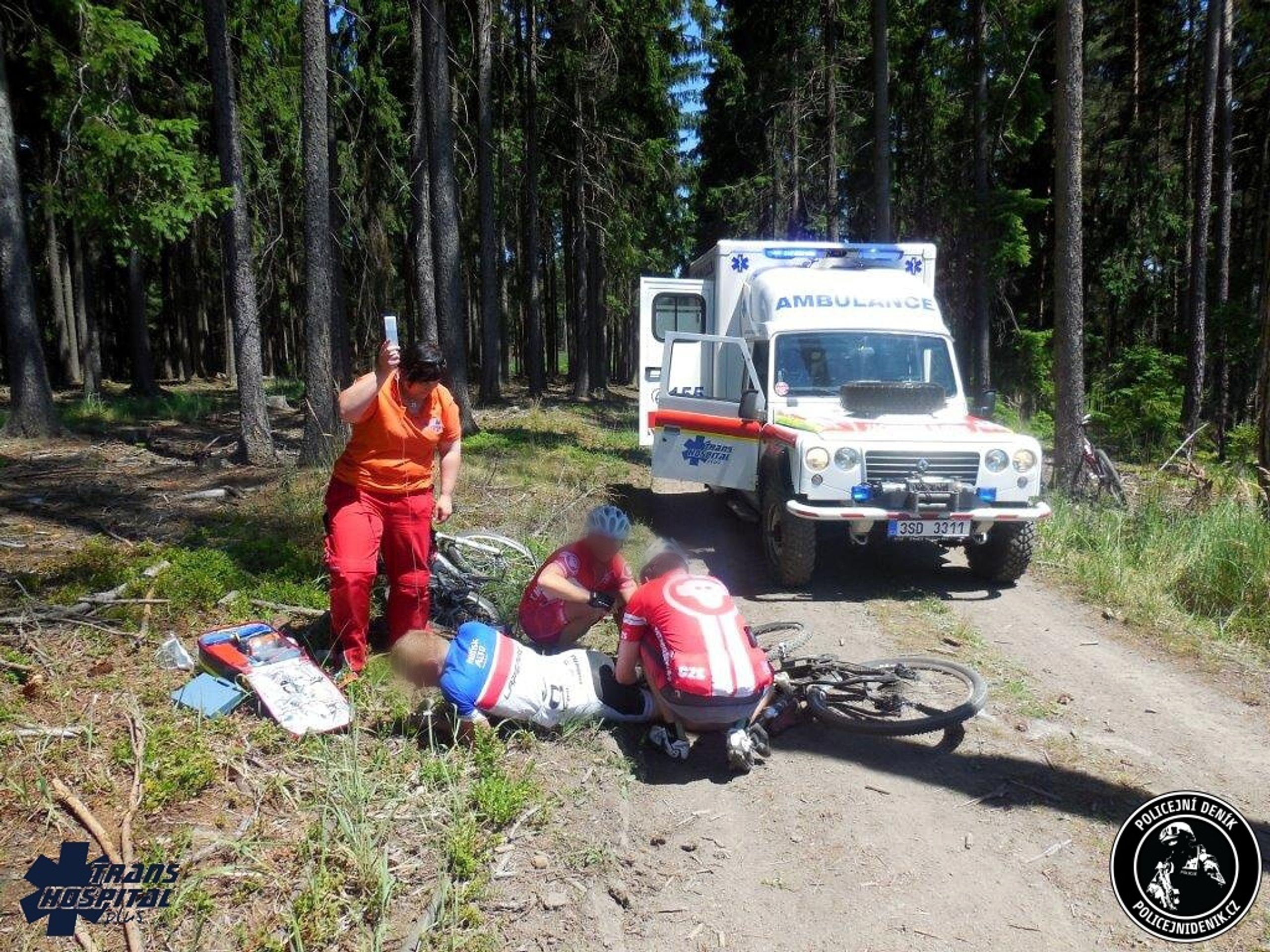 Cyklista si probodl nohu vlastními řídítky - GALERIE: Zraněný cyklista Bronislav Procházka (2/10)