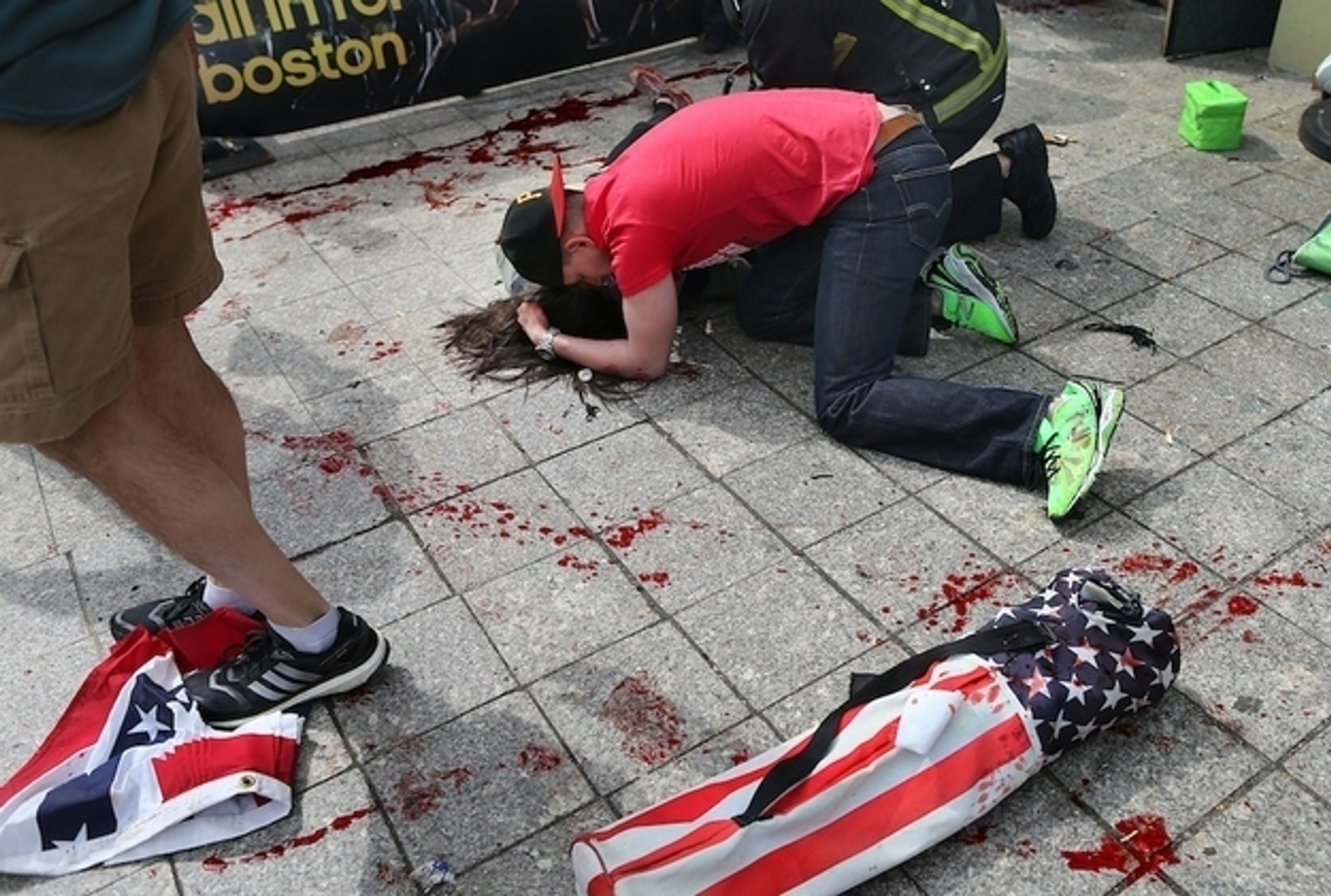 Výbuchy na maratonu v Bostonu krvavě zraňovaly - 6 - GALERIE: Výbuchy na maratonu v Bostonu (11/20)