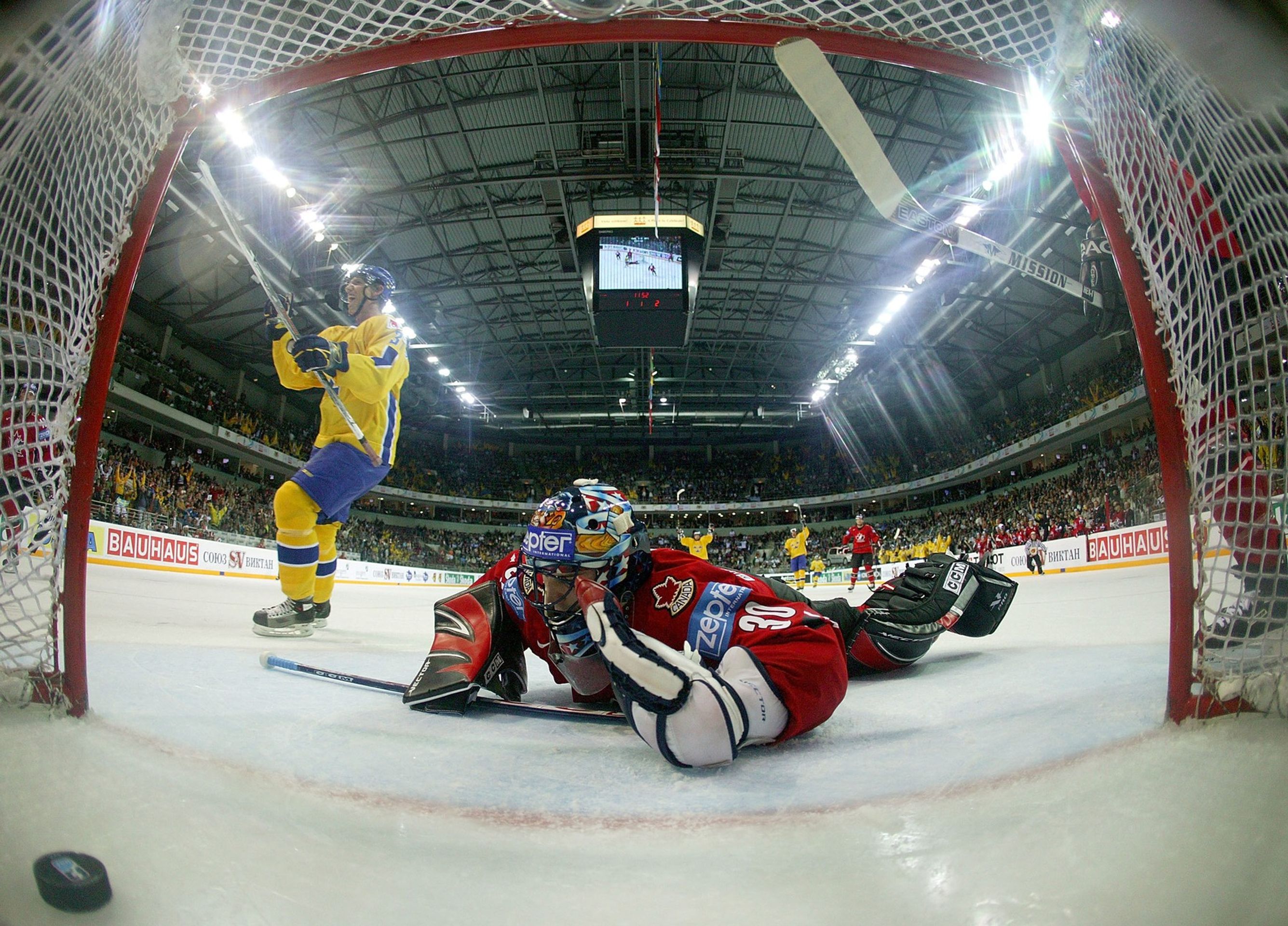 Švédsko dokázalo v semifinále porazit Kanadu a na Česku si smlslo ve finále. Z této fotografie je krásný výhled na Arénu Riga. - Jak vypadají stadiony, kde se bude hrát MS v hokeji 2021? (4/7)