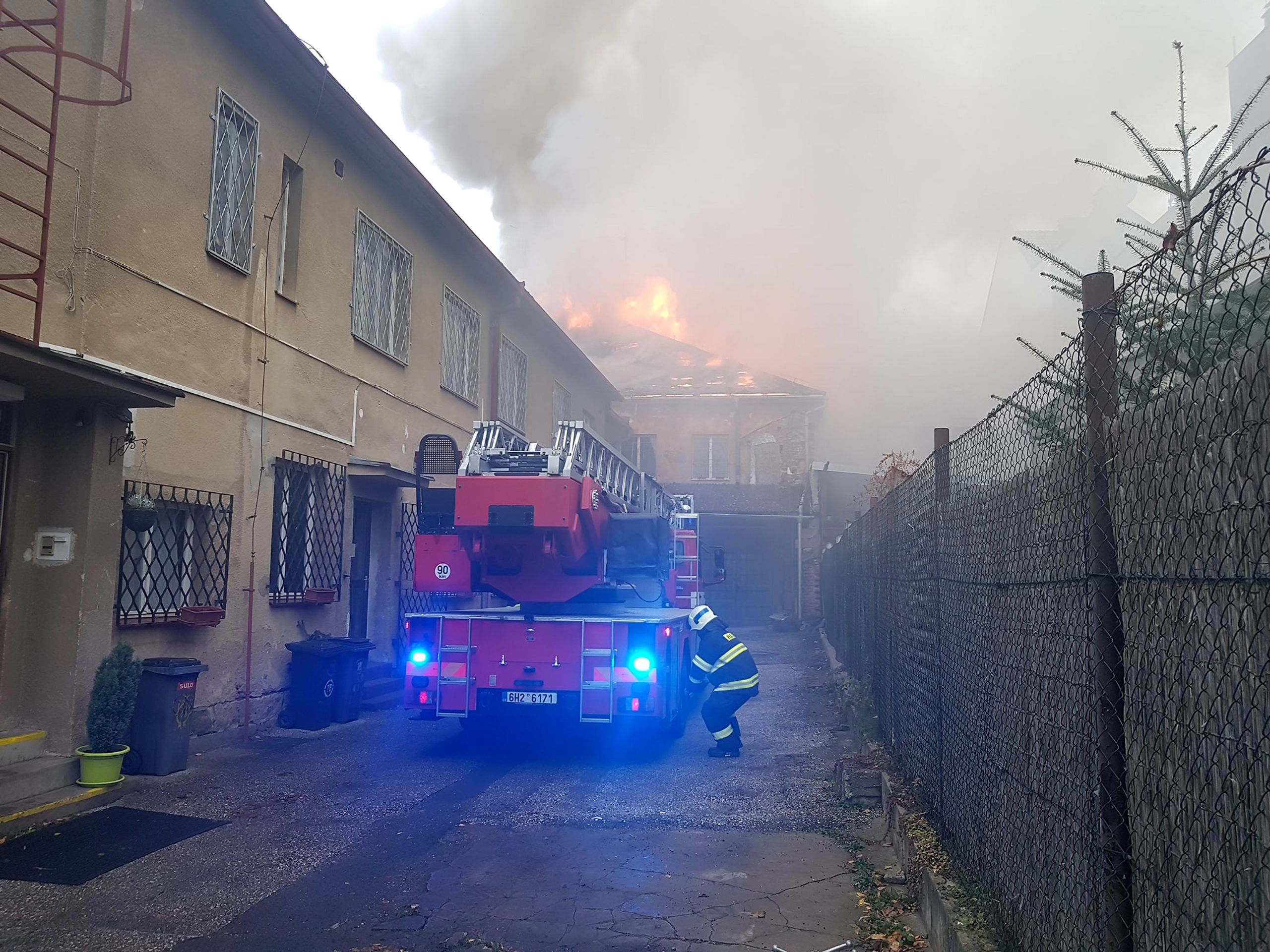 Požár domu ve Dvoře Králové nad Labem - 2 - GALERIE: Požáry ve Dvoře Králové nad Labem a v Kopřivnici (7/18)