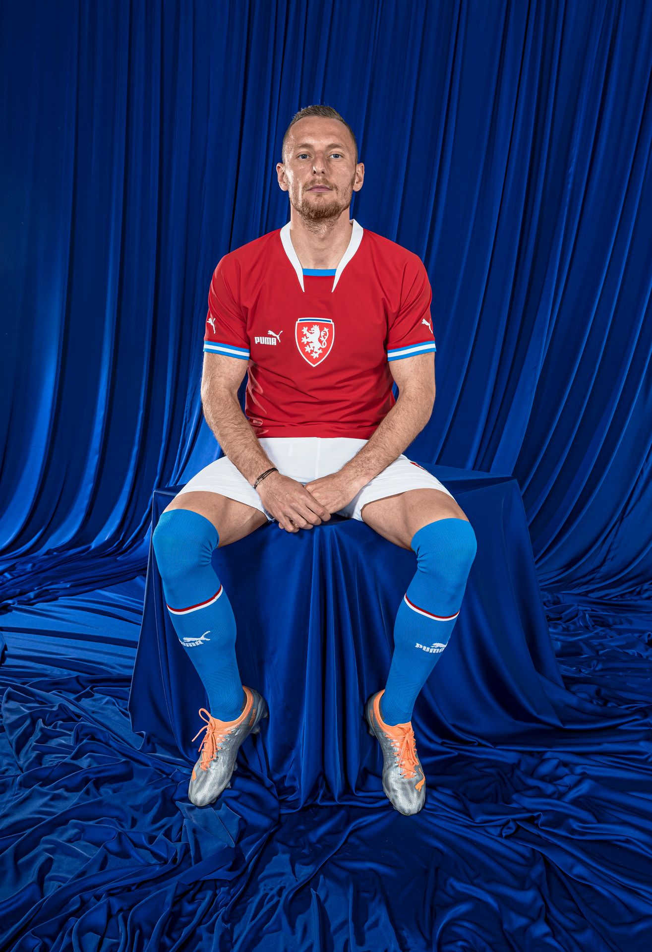 Vladimír Coufal s červeným dresem - Nové dresy fotbalové reprezentace (1/8)