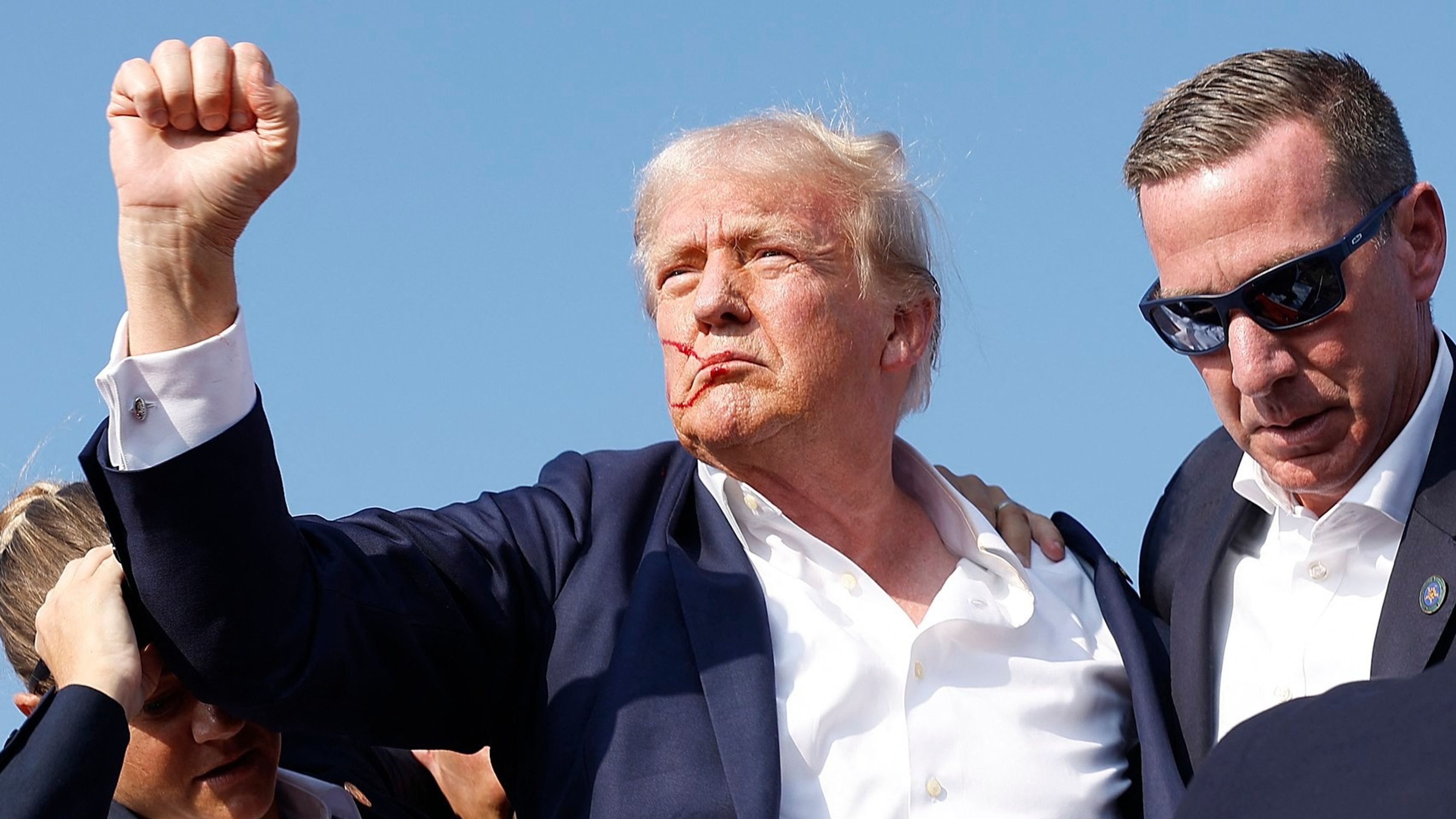 Donald Trump po atentátu - Střelba na Trumpově mítinku (4/8)