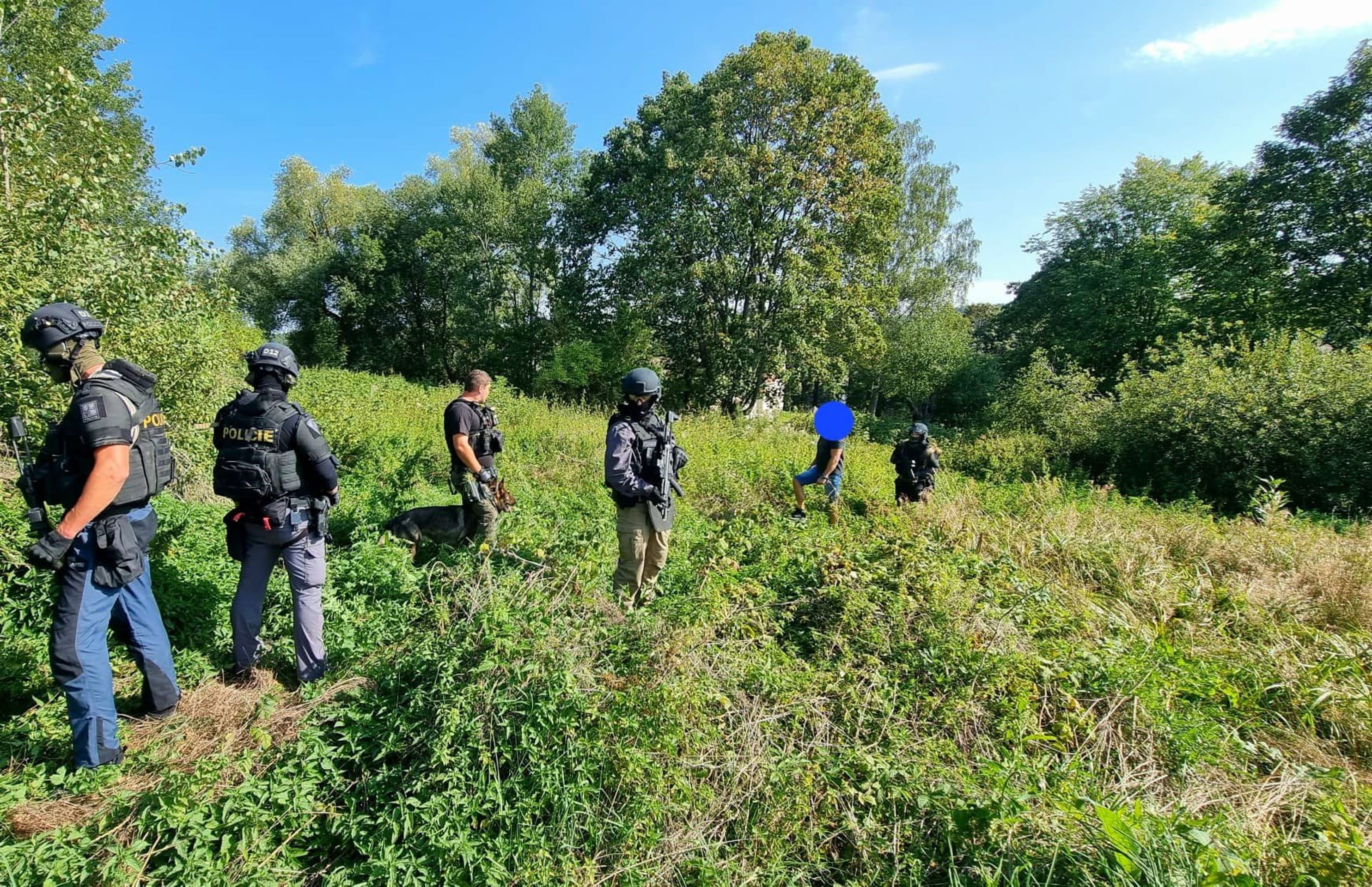 Policisté dopadli důležitého svědka (1) - Záhada smrti ženy ve veřejném domě (1/4)
