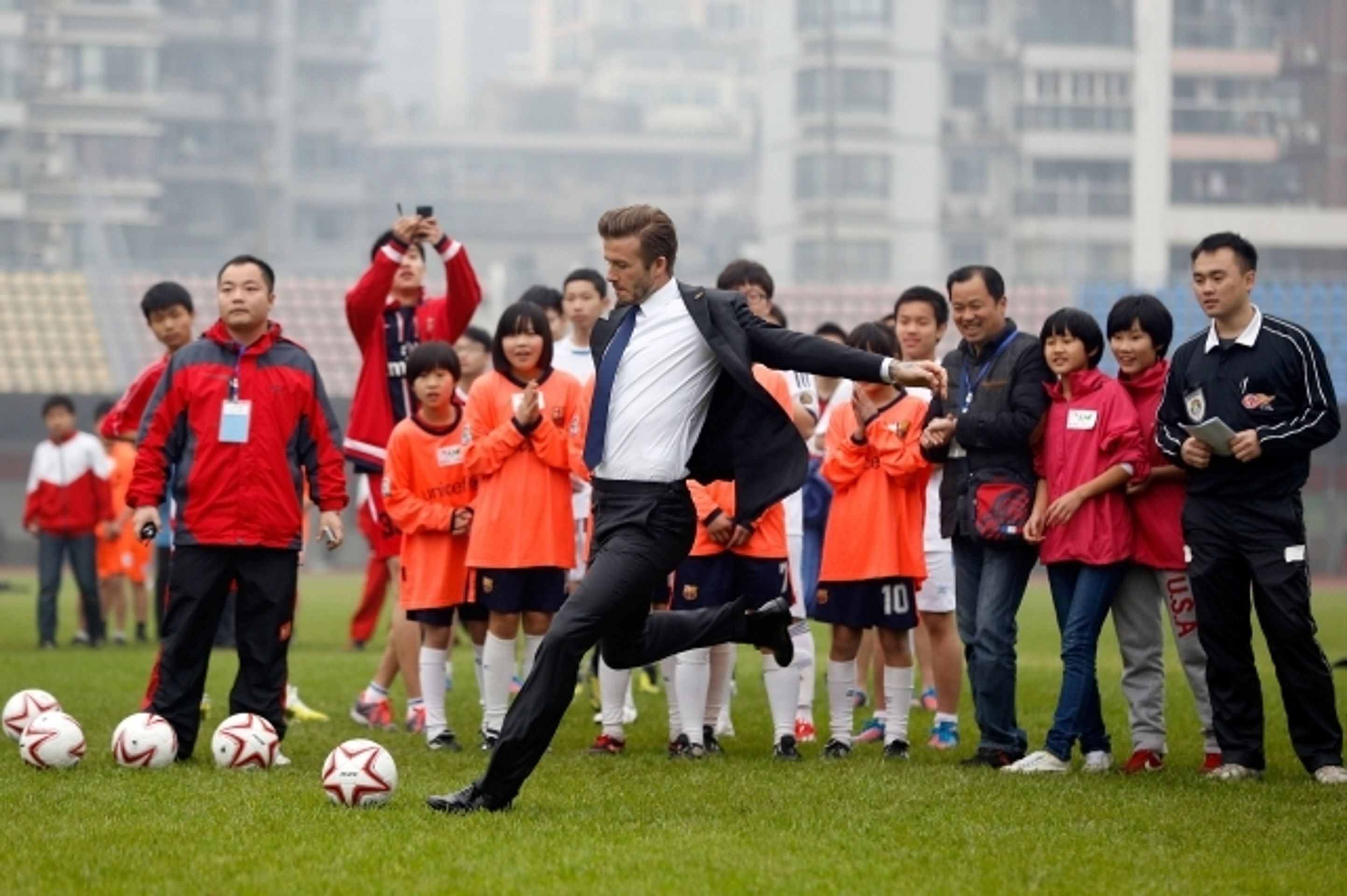 David Beckham upadl v Číně na hřišti - 1 - GALERIE: Pád Davida Beckhama v Číně (6/13)