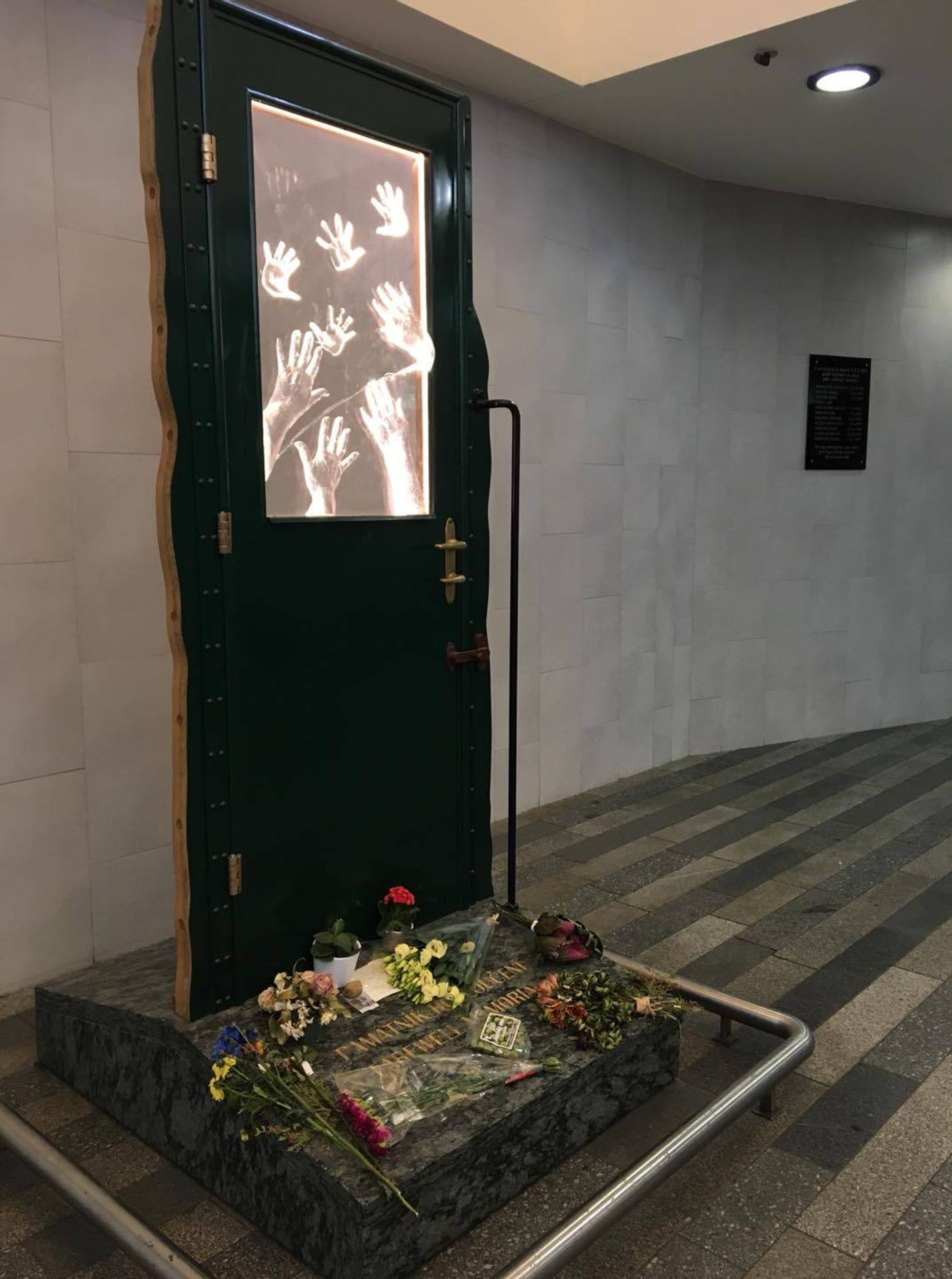 Pomník Wintonových dětí na Hlavním nádraží zničil vandal - 3 - GALERIE: Poničený památník Wintonových dětí v Praze na Hlavním nádraží (7/9)