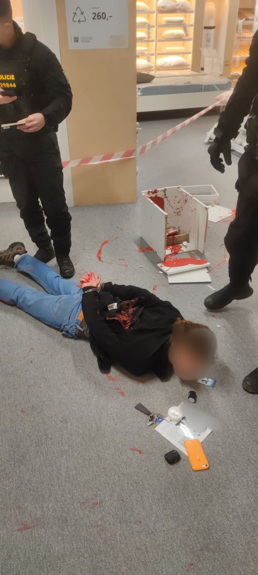 Muž se sekerou oháněl v pražské Ikei - Muž se v pražské Ikei oháněl sekerou (4/5)