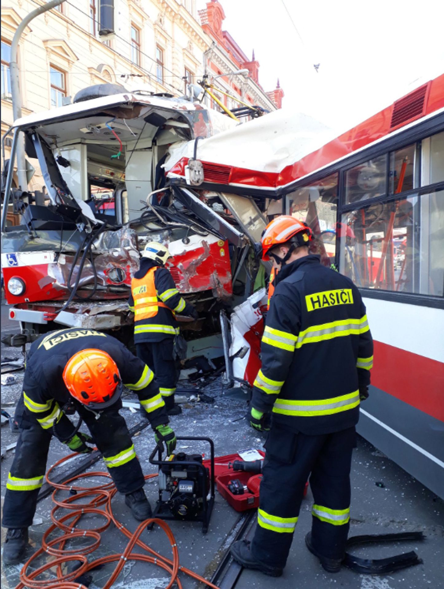 Srážka tramvaje a trolejbusu v Brně - GALERIE: Srážka tramvaje a trolejbusu v Brně (3/16)