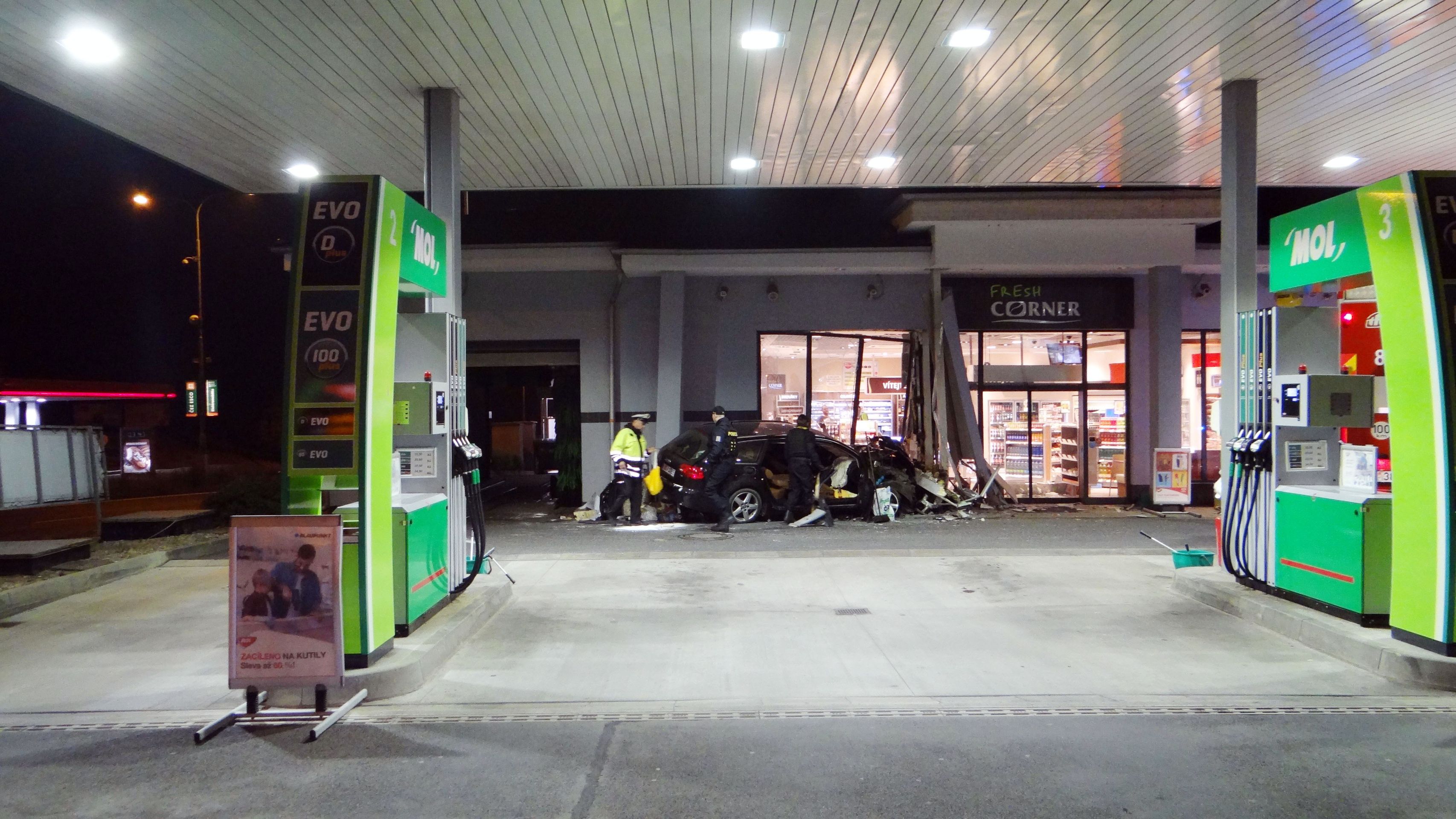 Auto je na odpis, značná škoda bude i na budově benzinky - GALERIE: Auto narazilo v Praze do benzinové pumpy (5/7)