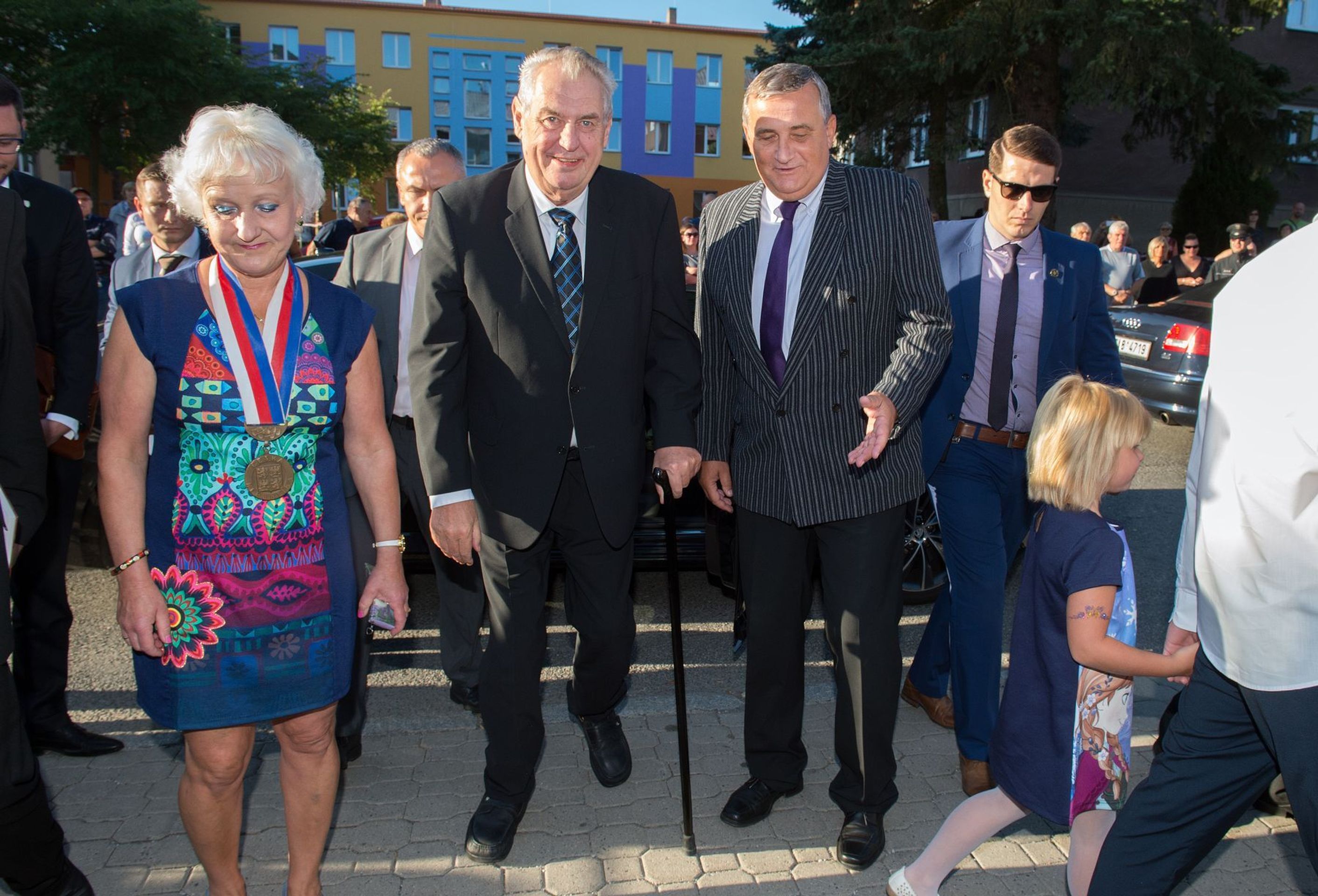 Prezident Miloš Zeman vítá prvňáčky - 5 - GALERIE: Miloš Zeman zahajuje školní rok ve Stochově (1/17)