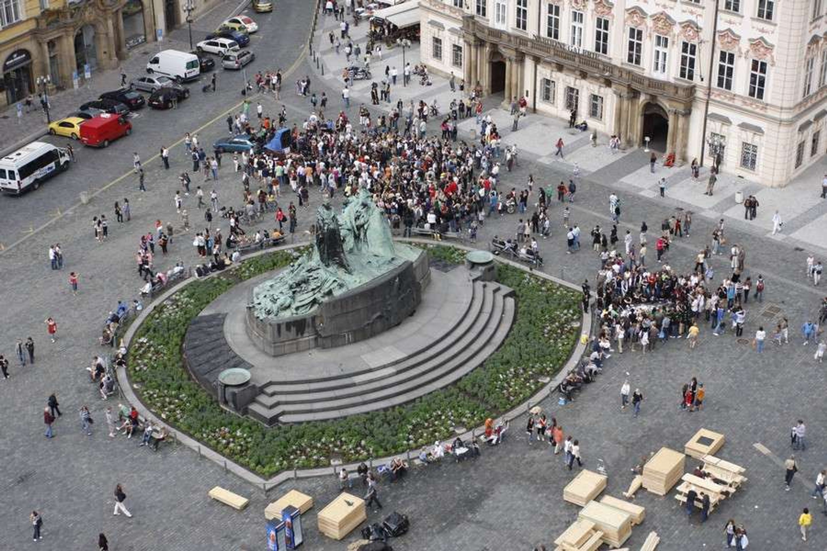 Jacksonovi fanoušci na Staroměstském náměstí - Fotogalerie: Jacksonovi fanoušci na Staroměstském náměstí 2 (1/4)
