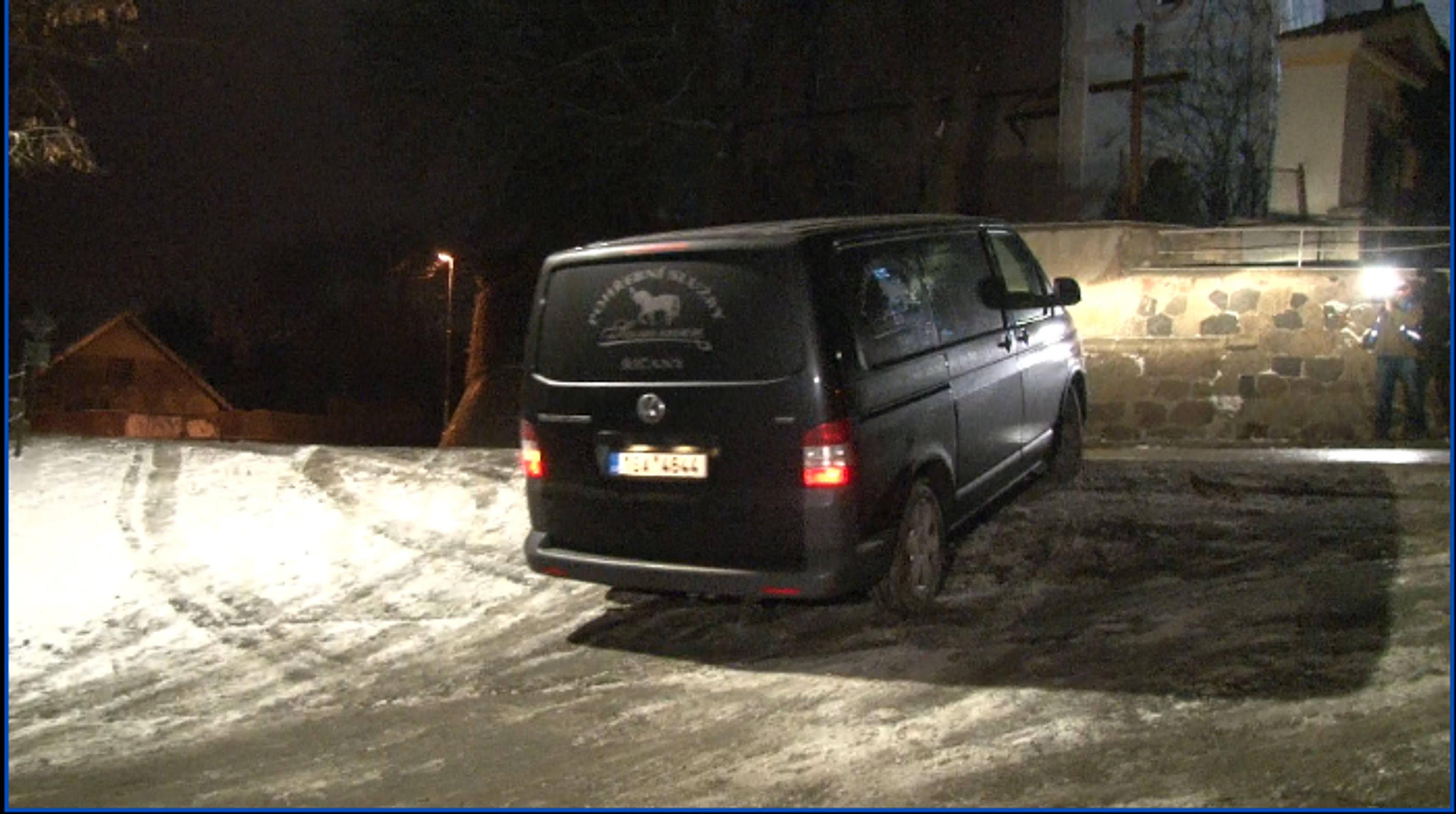 Tělo odvezla pohřební služba k nařízené pitvě - GALERIE: Auto usmrtilo muže ve Velkých Popovicích (6/6)