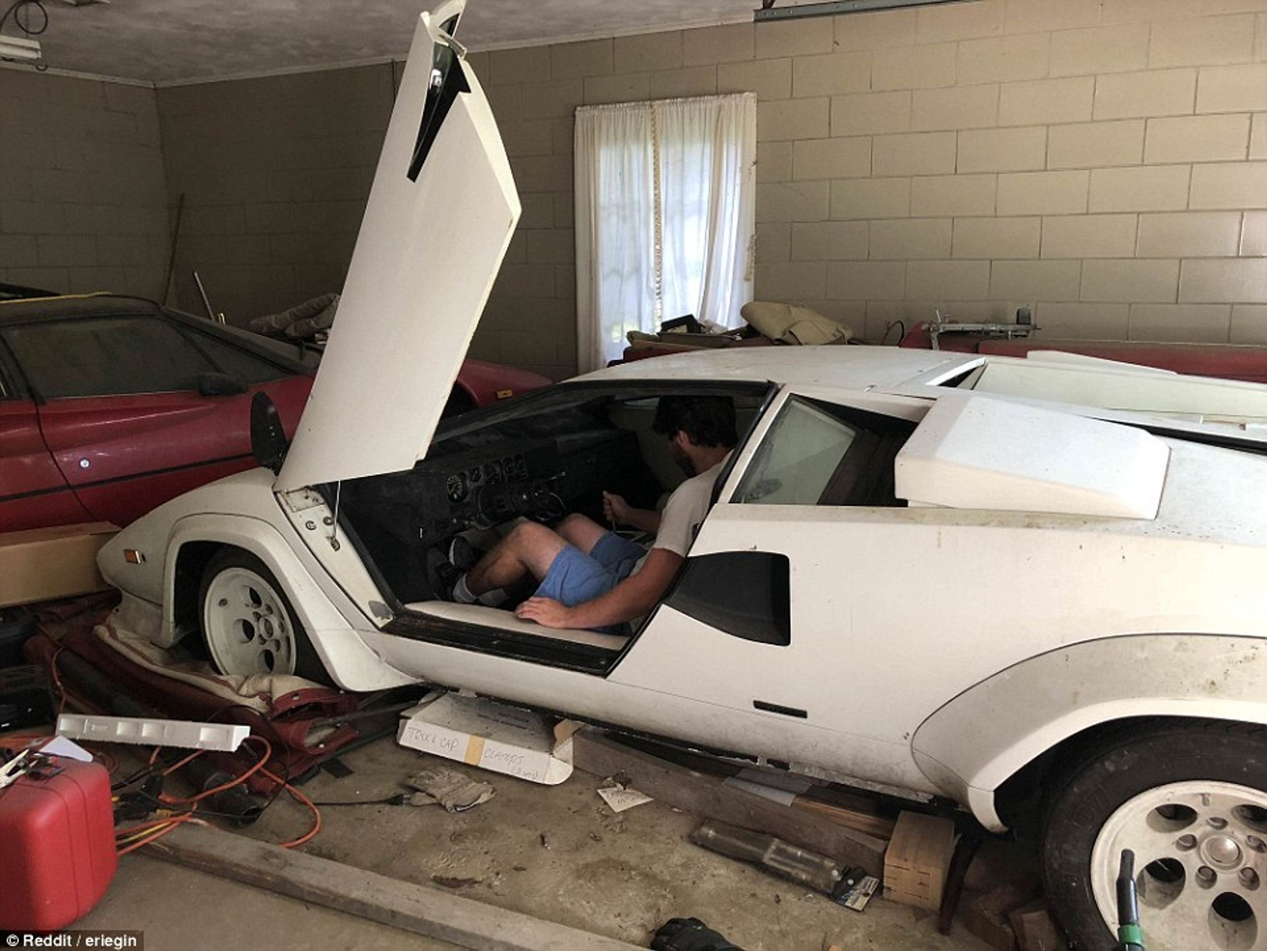 Lambo Countach a Ferrari 308 pod vrstvou hraburdí. - 9 - Fotogalerie: Lamborghini Countach a Ferrari 308 pod vrstvou haraburdí (6/7)