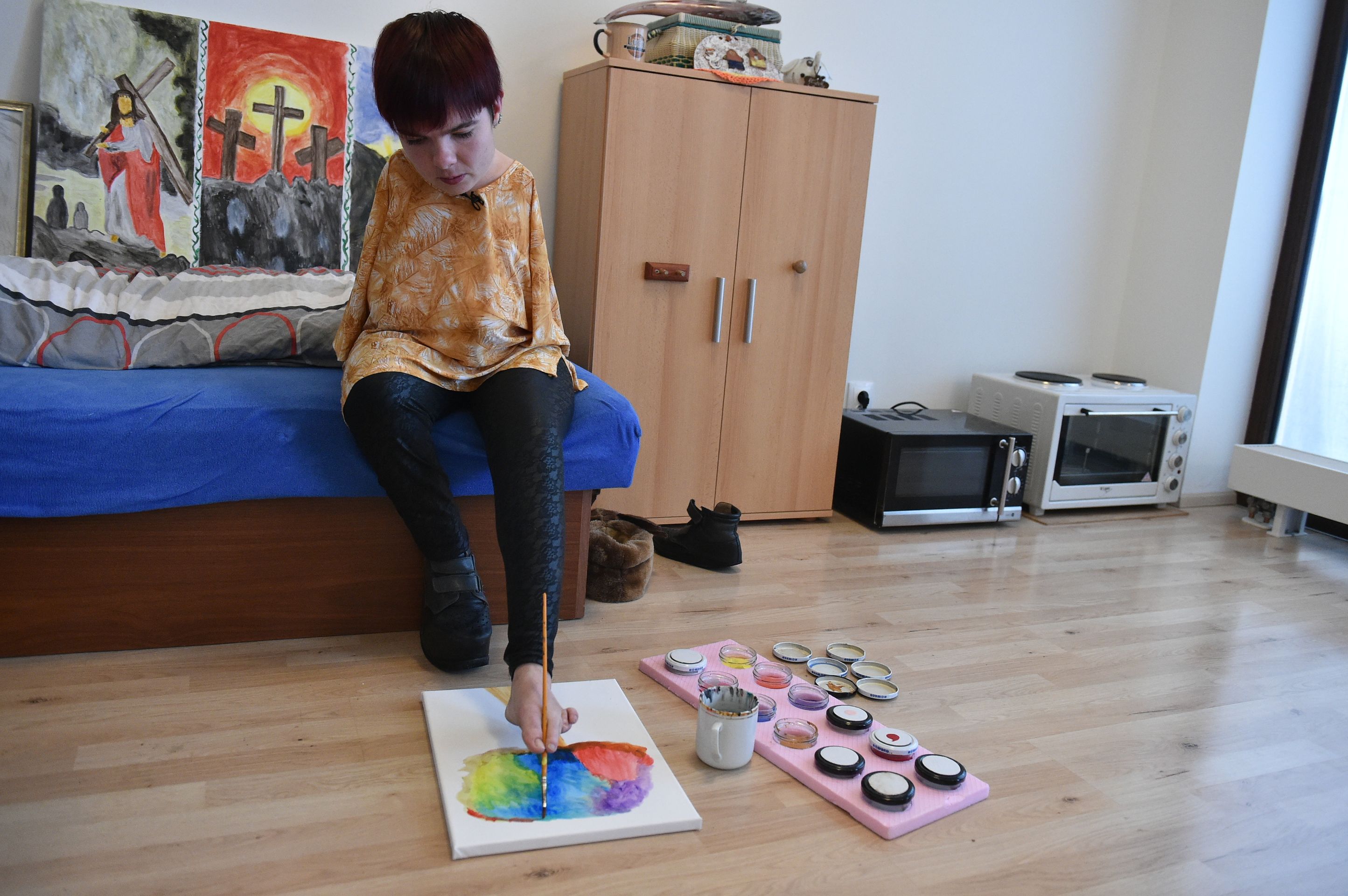 Lucie Pařilová - 3 - GALERIE: Lucie se narodila bez rukou, zvládla autoškolu a maluje obrazy (5/5)