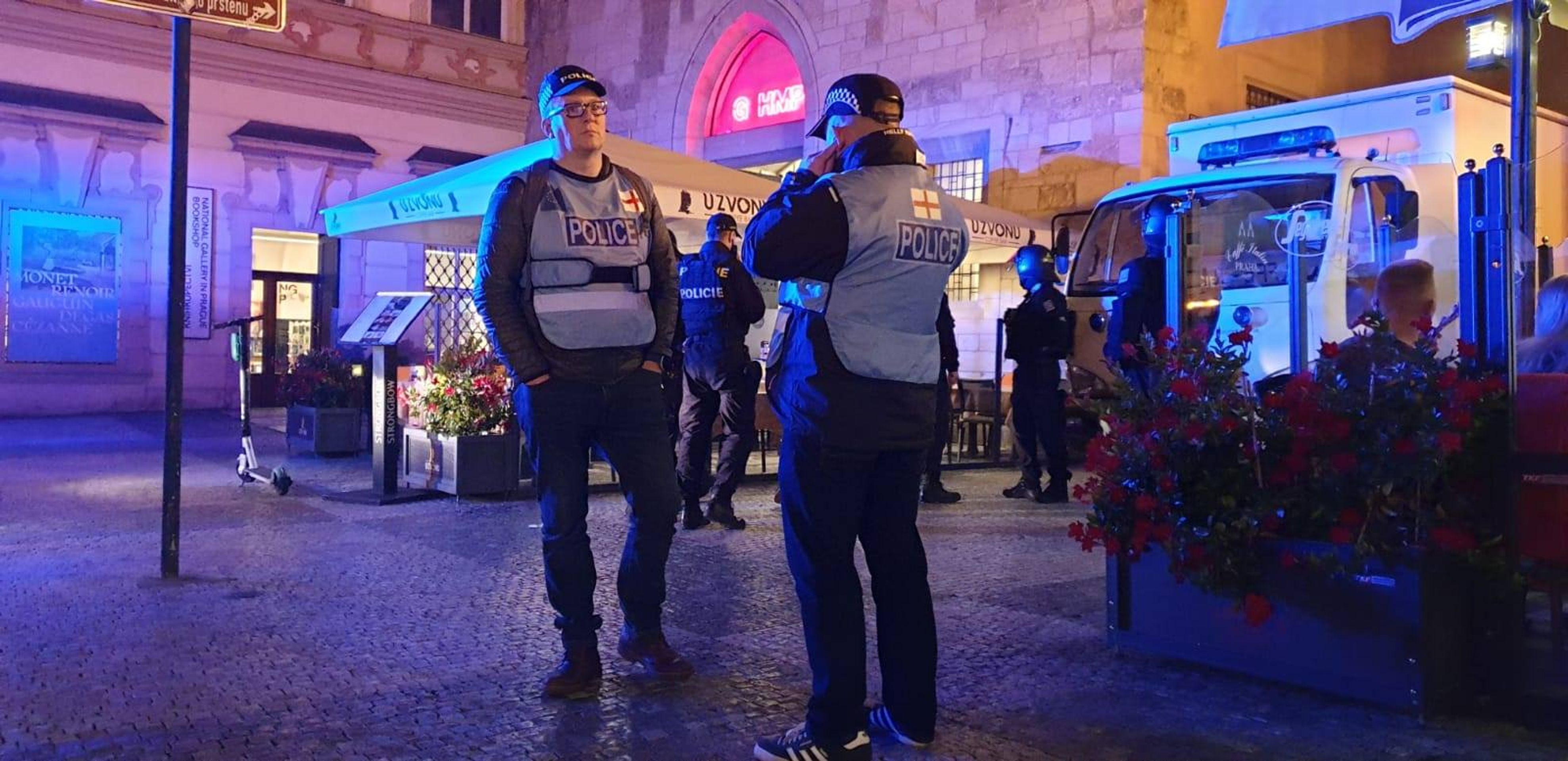 U zásahu pomáhali i policisté z Anglie - GALERIE: Fotbaloví fanoušci v centru Prahy vymlátili bar (4/5)