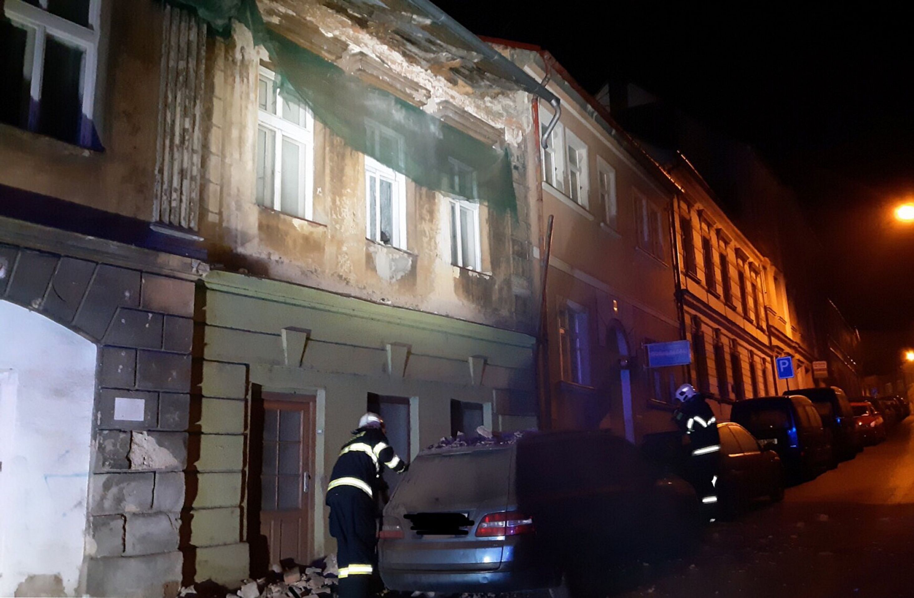 Část domu v České Lípě se zřítila do ulice - GALERIE: Opravovaná zeď se zřítila do ulice (7/7)