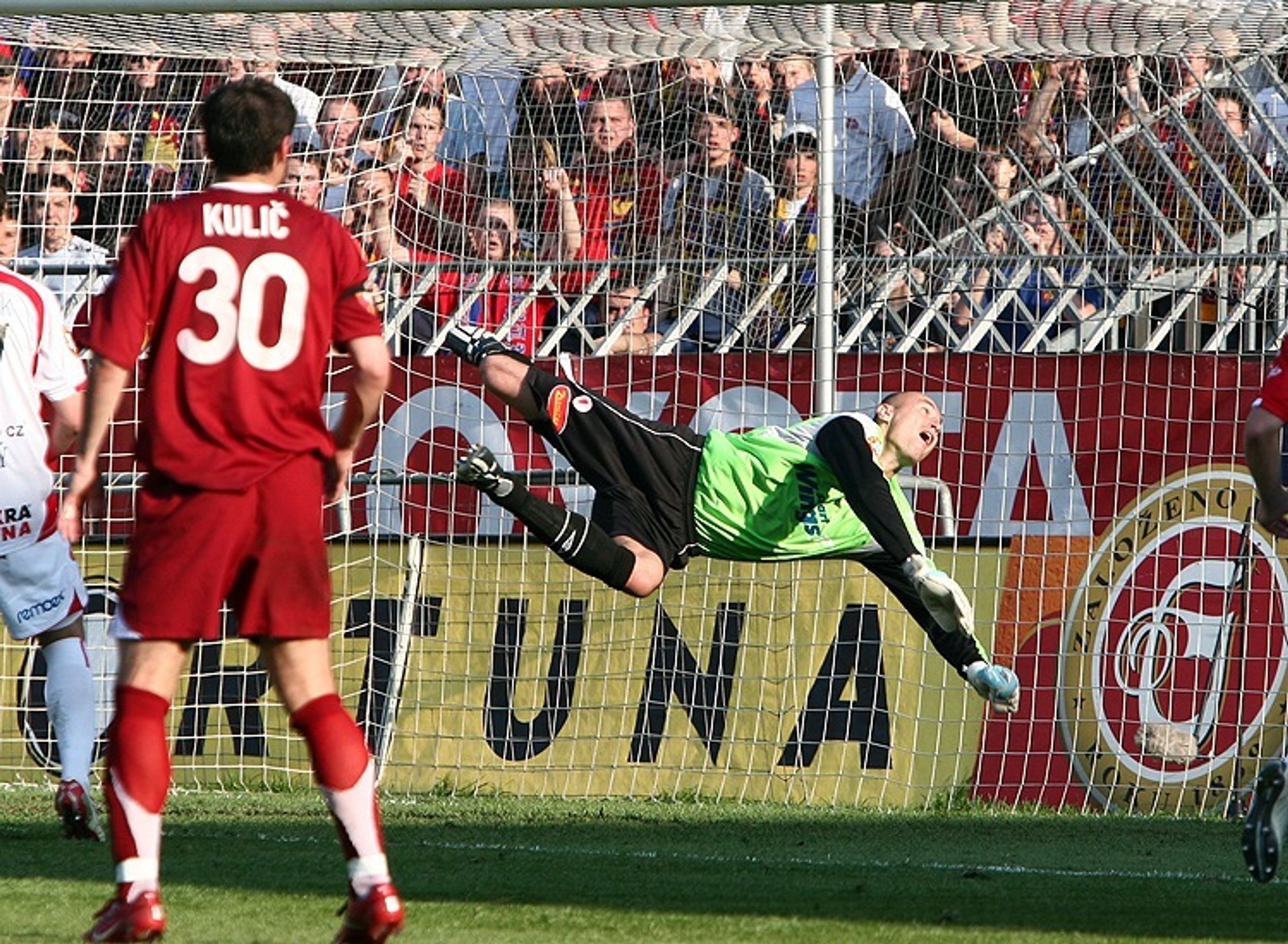 Brankář Slavie Michal Vorel plachtí vzduchem po střele Marka Kuliče. - Horváth vystřelil Spartě výhru v derby (10/21)