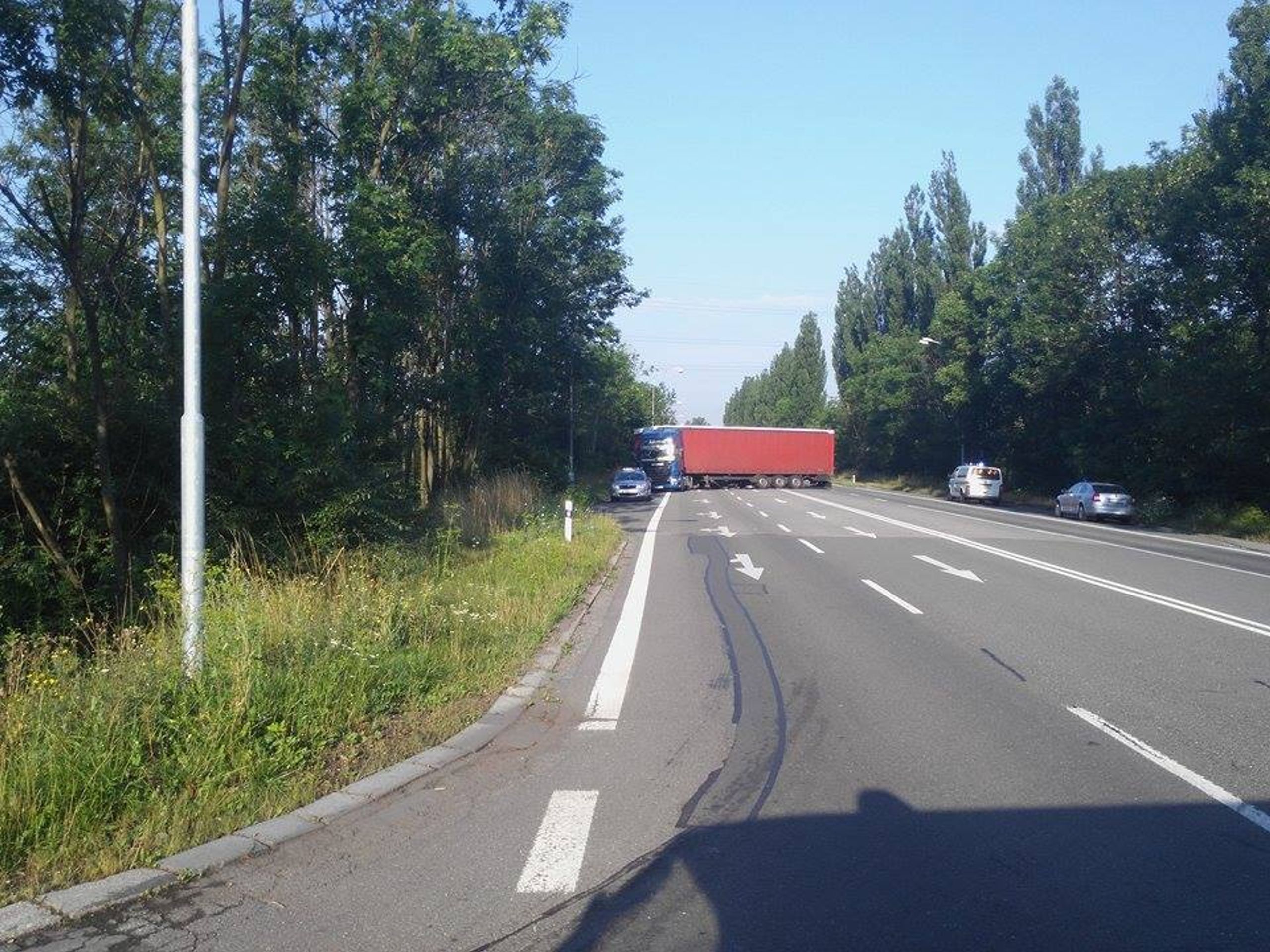 Motorkář narazil do otáčejícího se polského kamionu - 1 - GALERIE: Motorkář narazil do otáčejícího se polského kamionu (1/3)