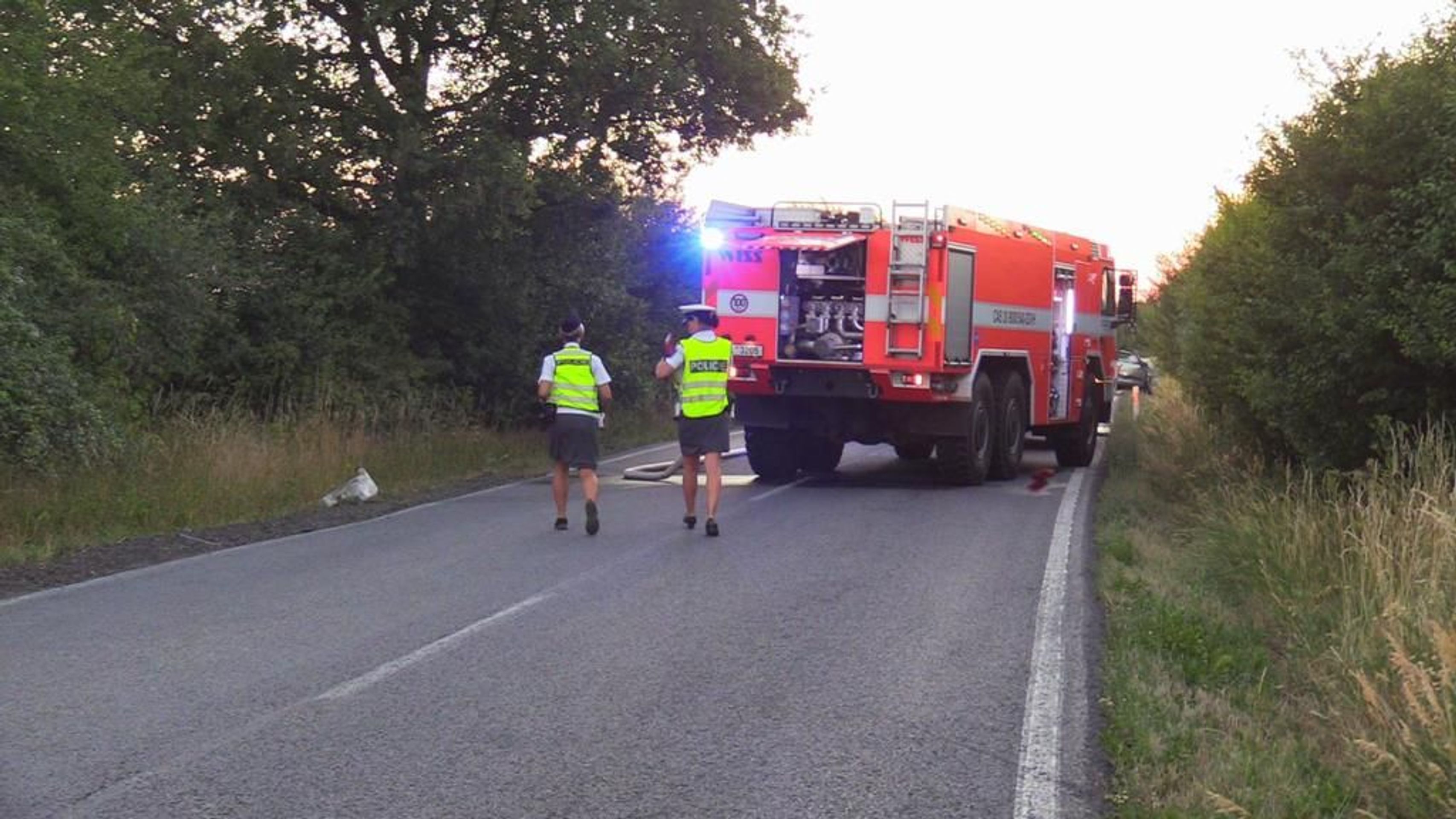 Kamion se po srážce s autem převrátil a začal hořet - GALERIE: Tragická nehoda na Mělnicku (4/4)
