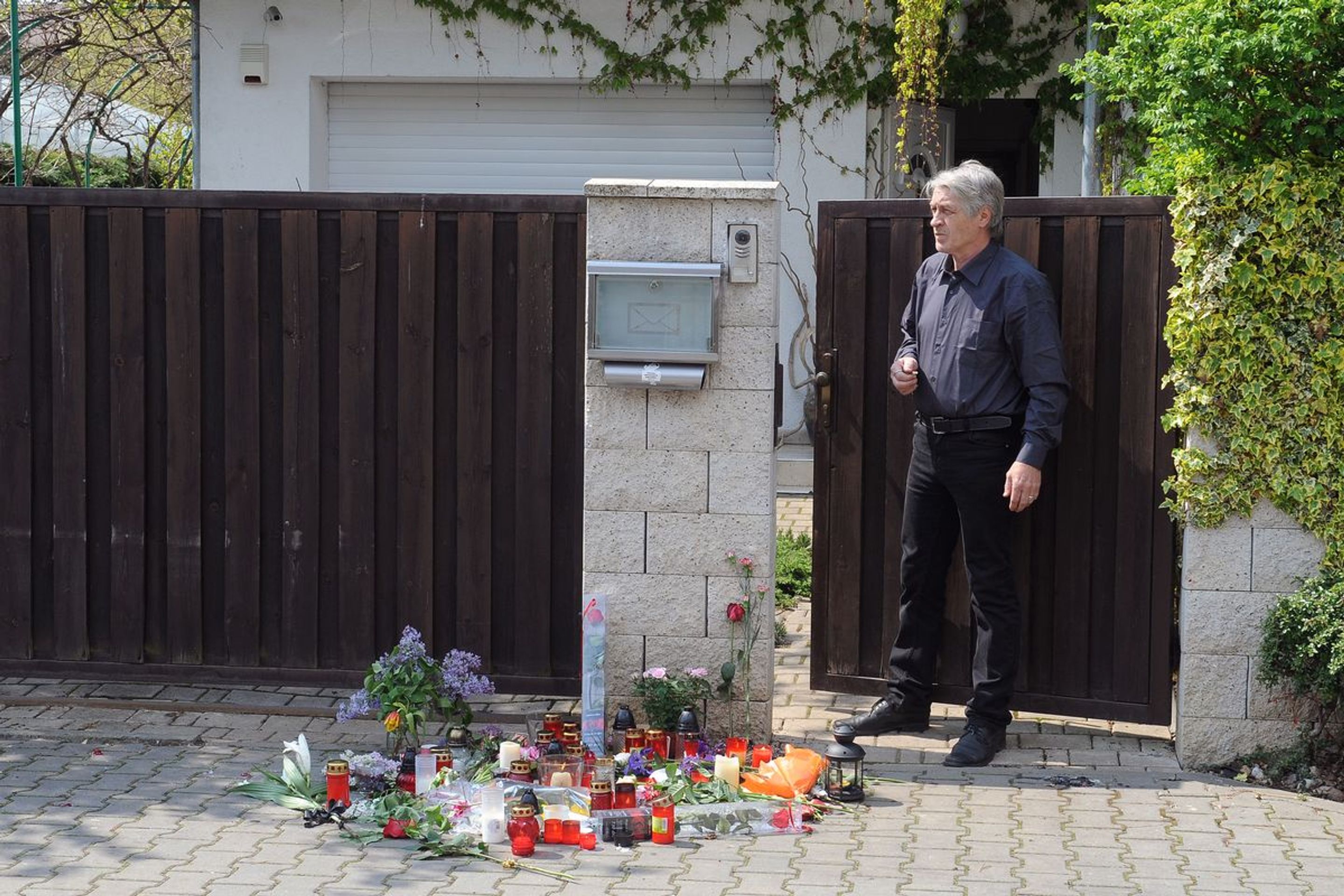 Květiny pro Ivetu Bartošovou - 14 - GALERIE: Lidé přinesli svíčky a květiny na místo, kde zemřela Iveta Bartošová (14/16)